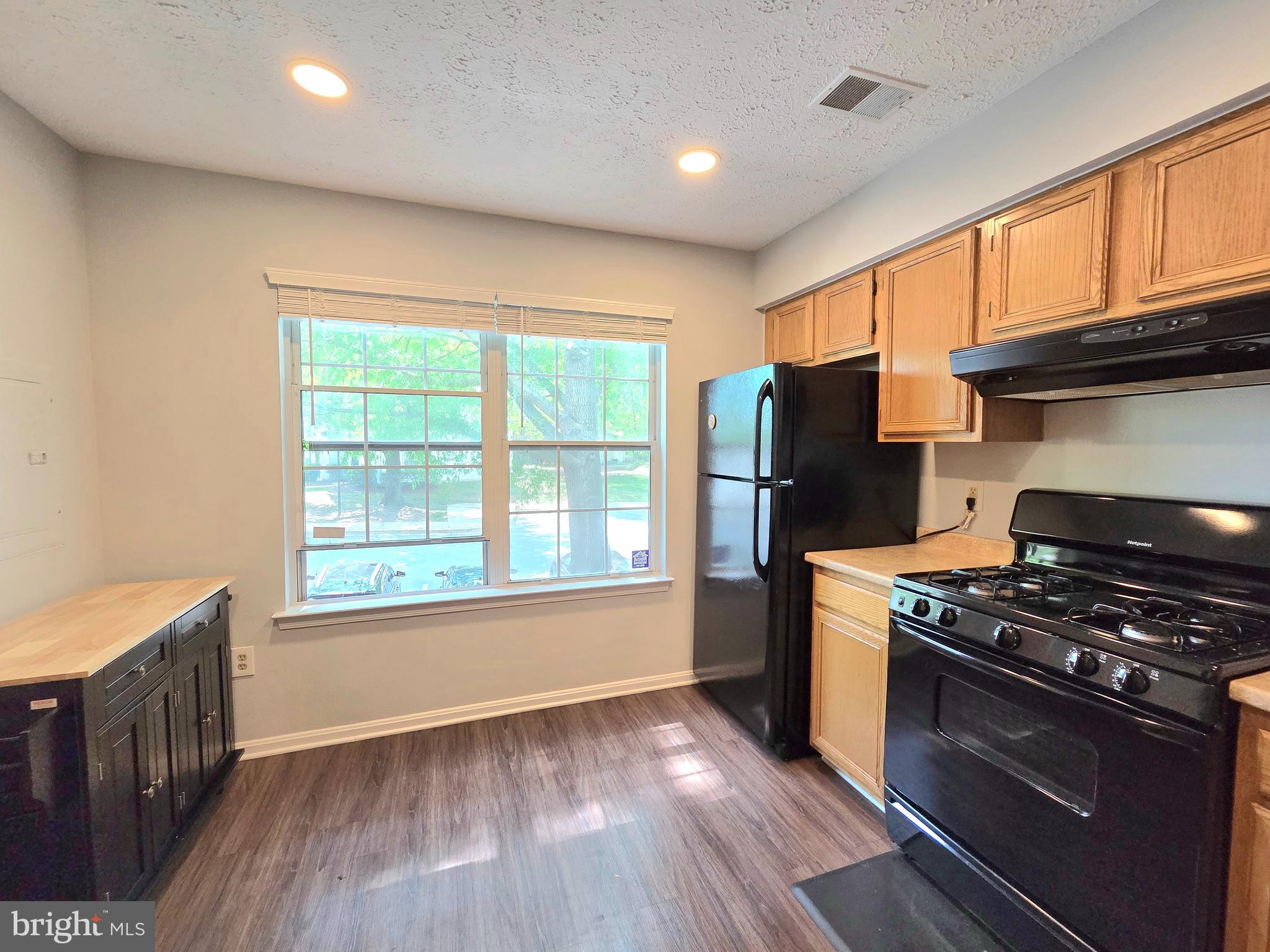 HILL OAKS CONDO - Residential Lease