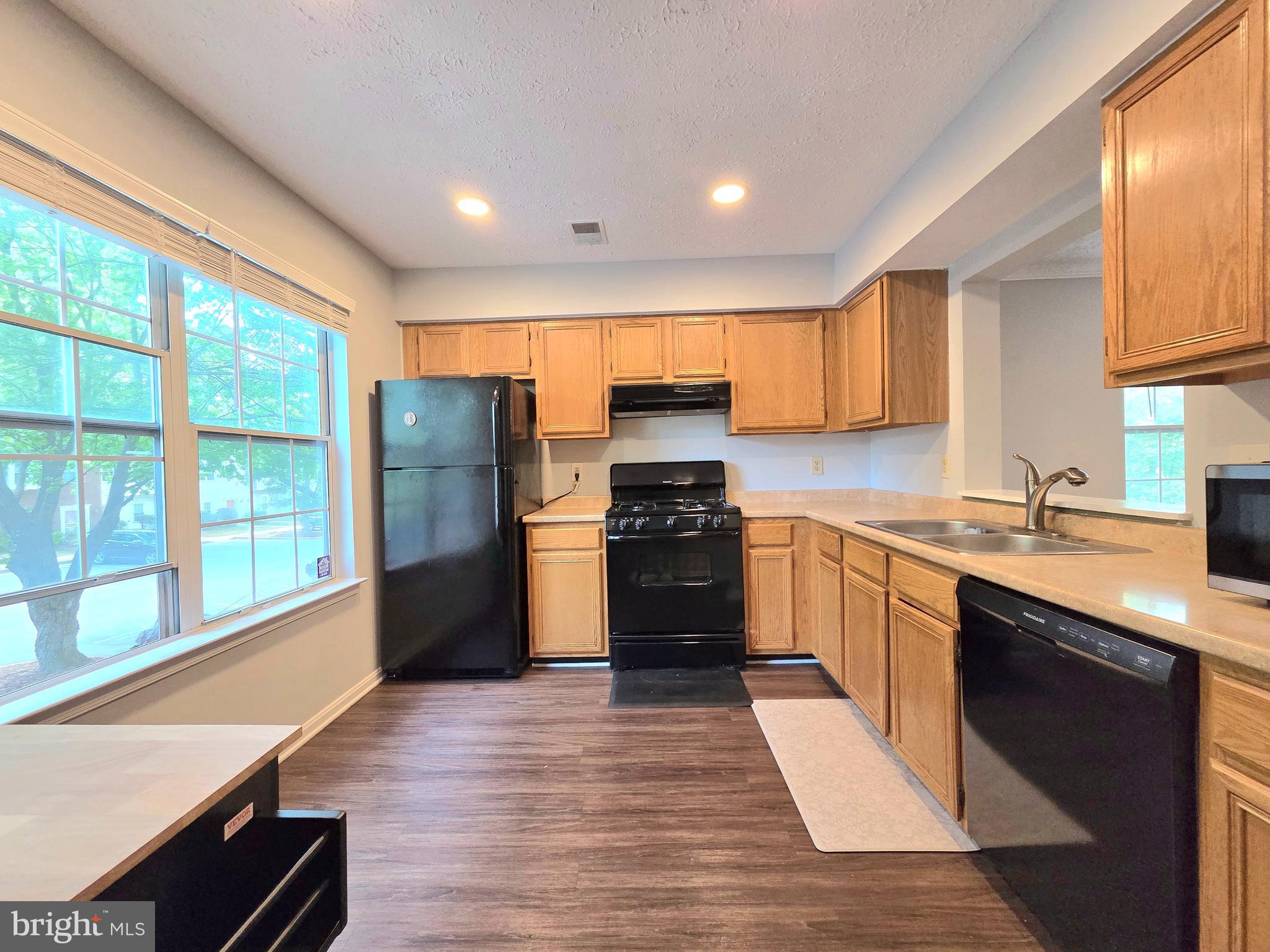 HILL OAKS CONDO - Residential Lease
