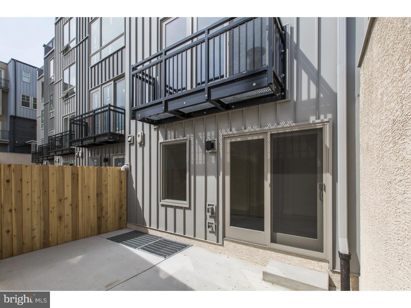 QUEEN VILLAGE - Residential