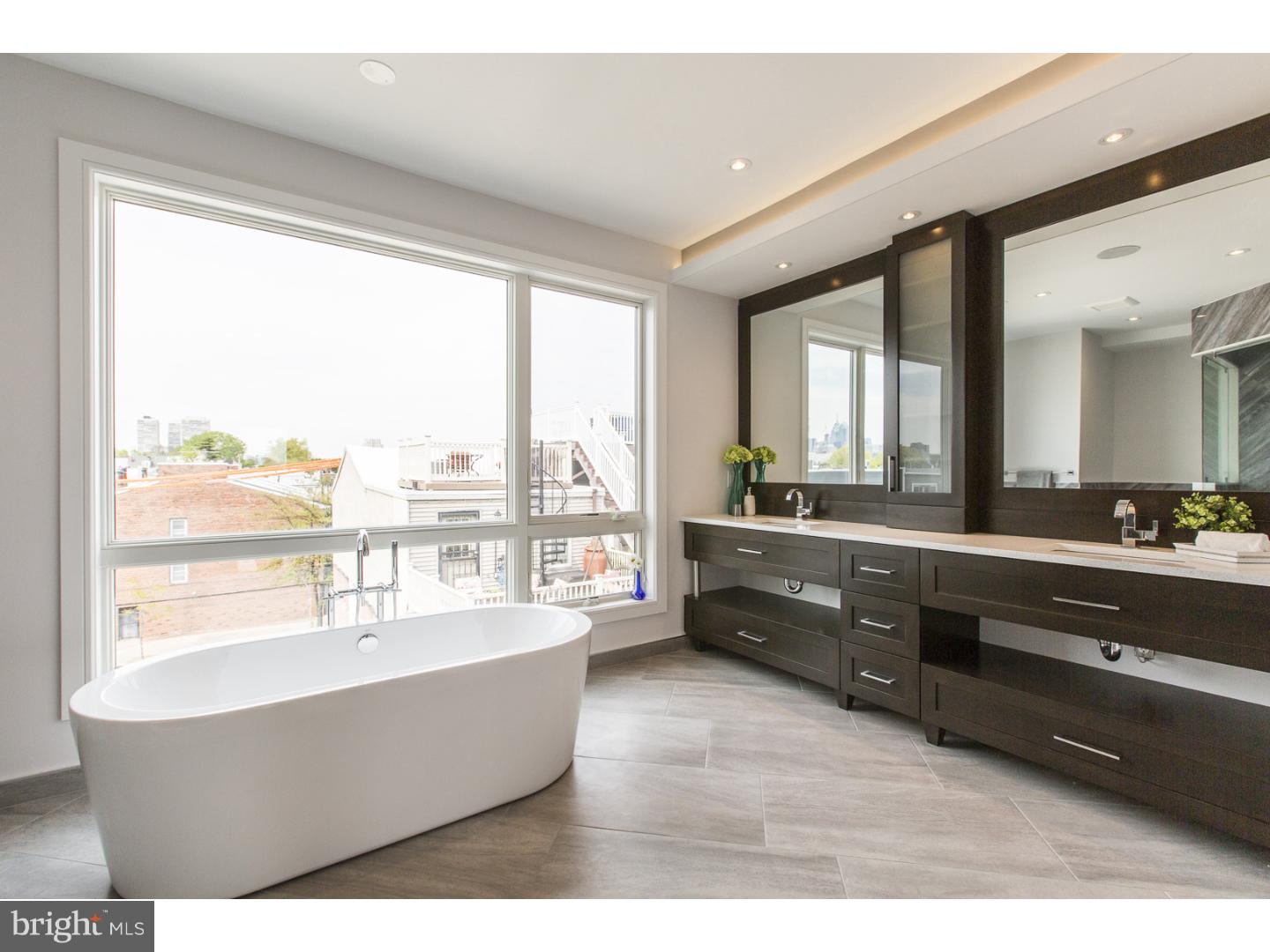 QUEEN VILLAGE - Residential