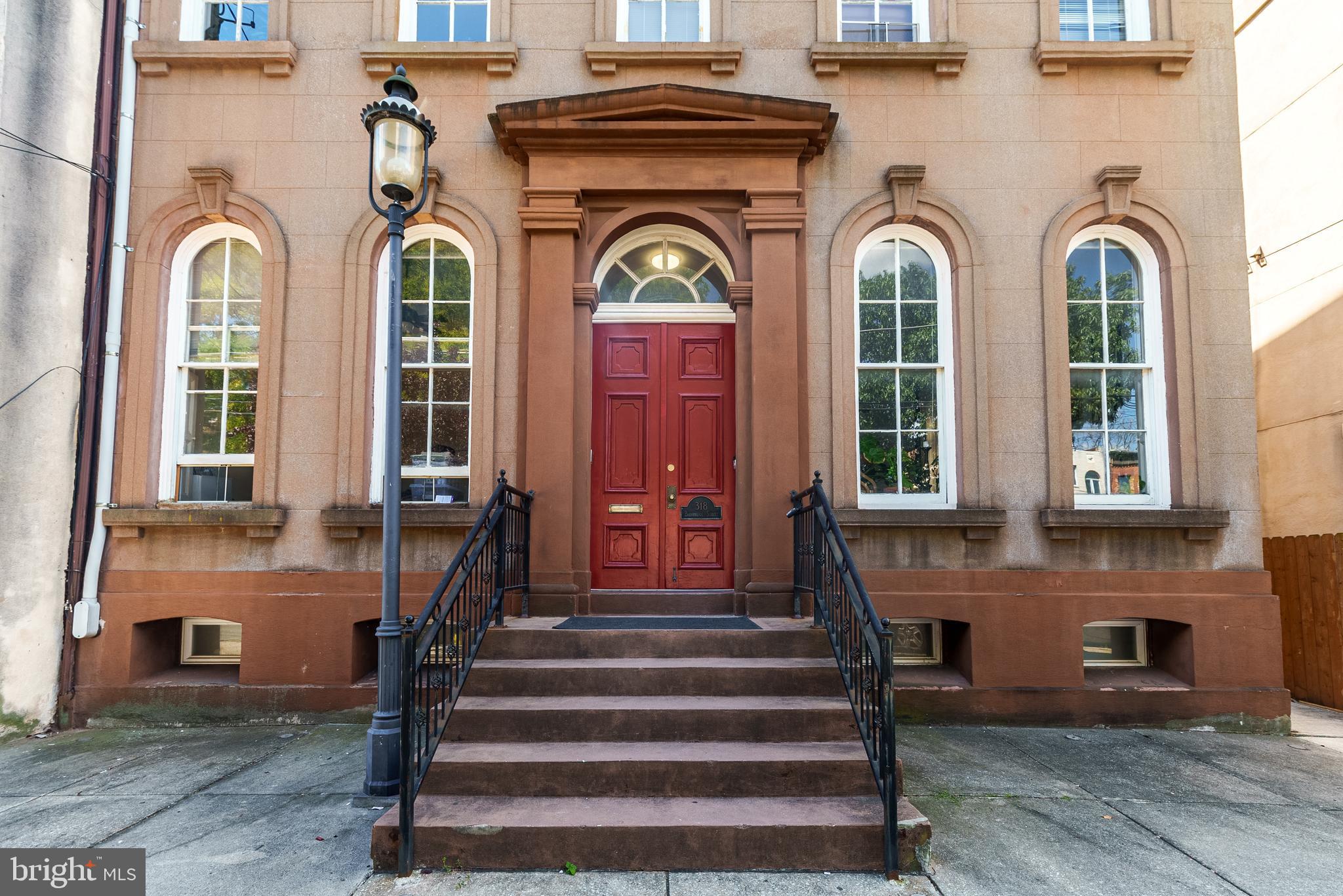 QUEEN VILLAGE - Commercial Sale