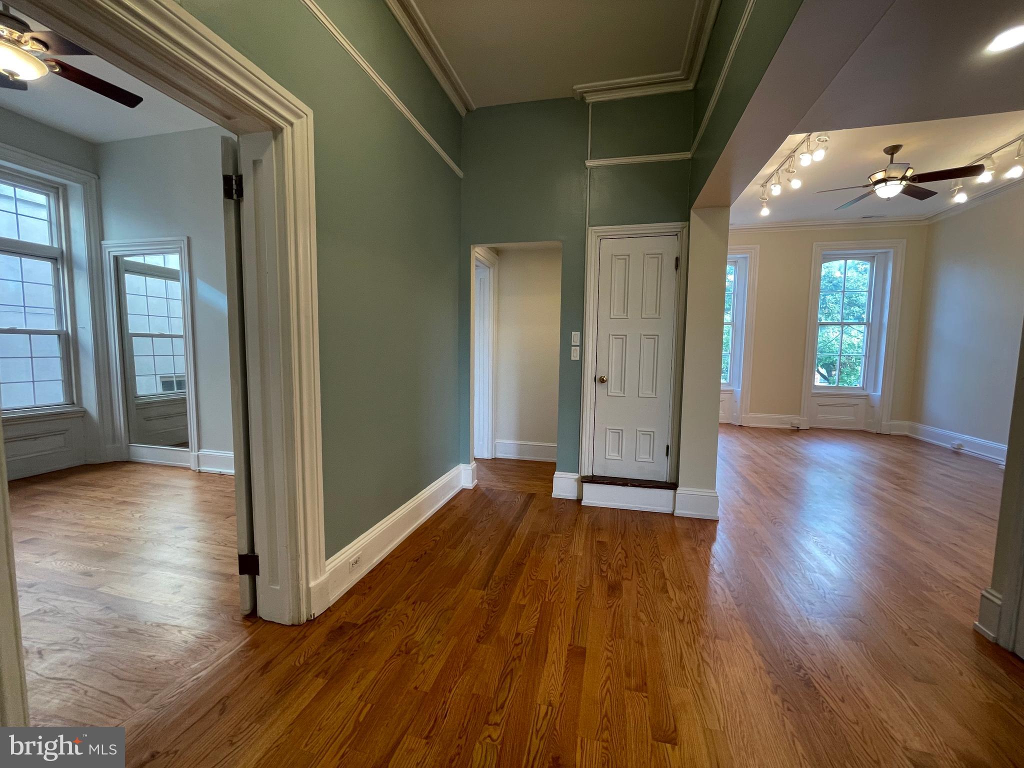 QUEEN VILLAGE - Commercial Sale