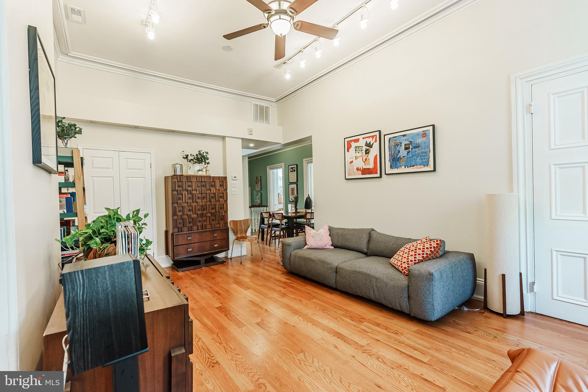 QUEEN VILLAGE - Commercial Sale