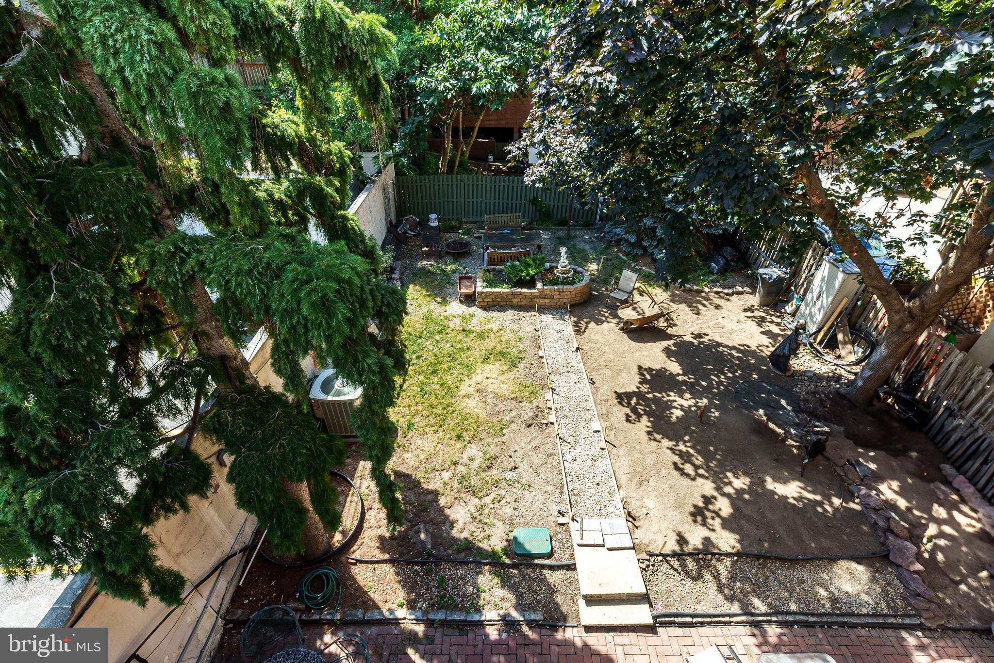 QUEEN VILLAGE - Commercial Sale
