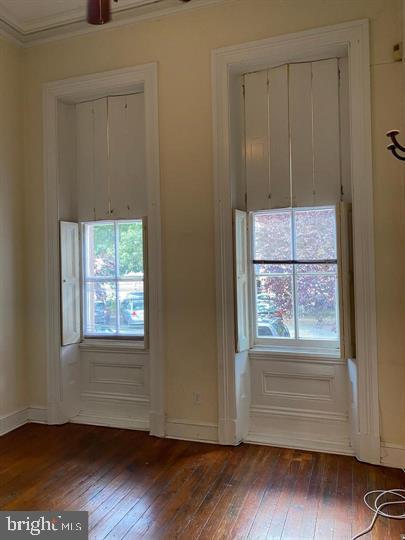 QUEEN VILLAGE - Commercial Sale