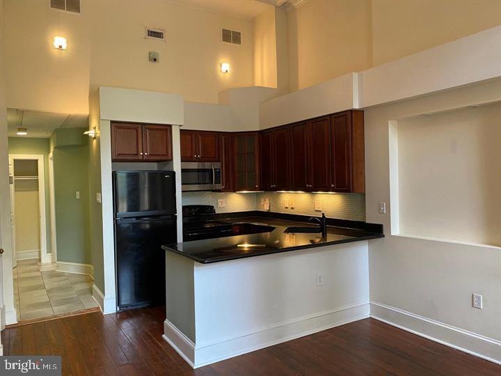 QUEEN VILLAGE - Commercial Sale