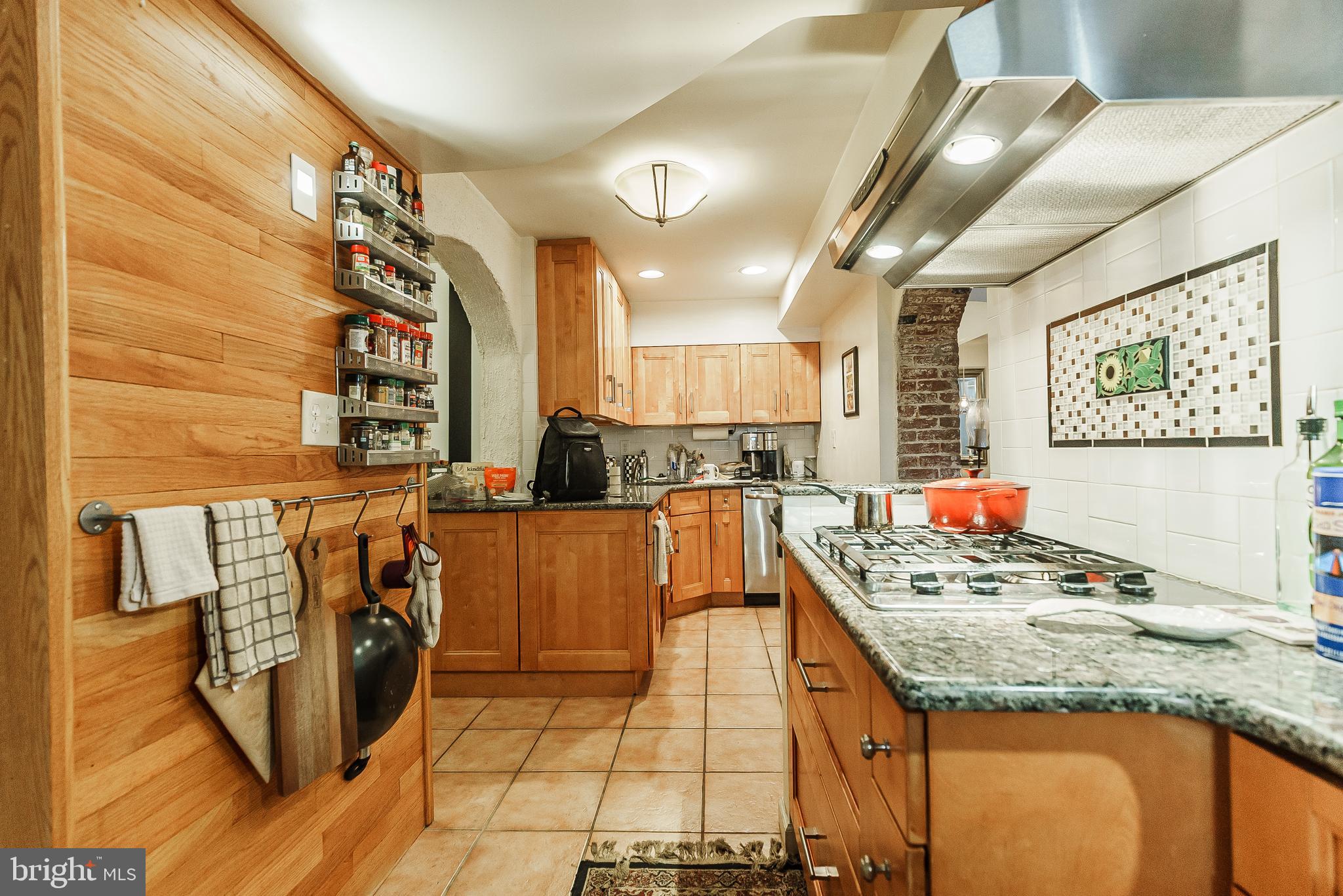 QUEEN VILLAGE - Commercial Sale