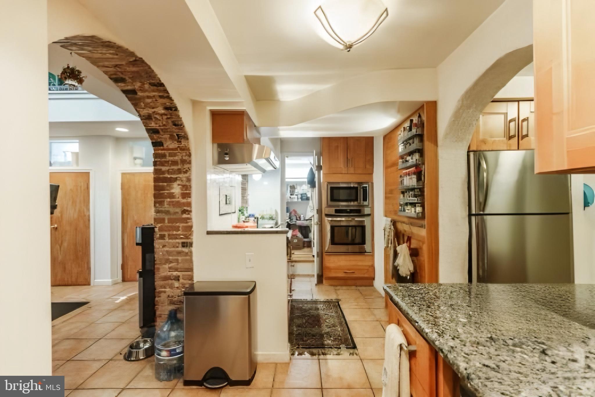 QUEEN VILLAGE - Commercial Sale