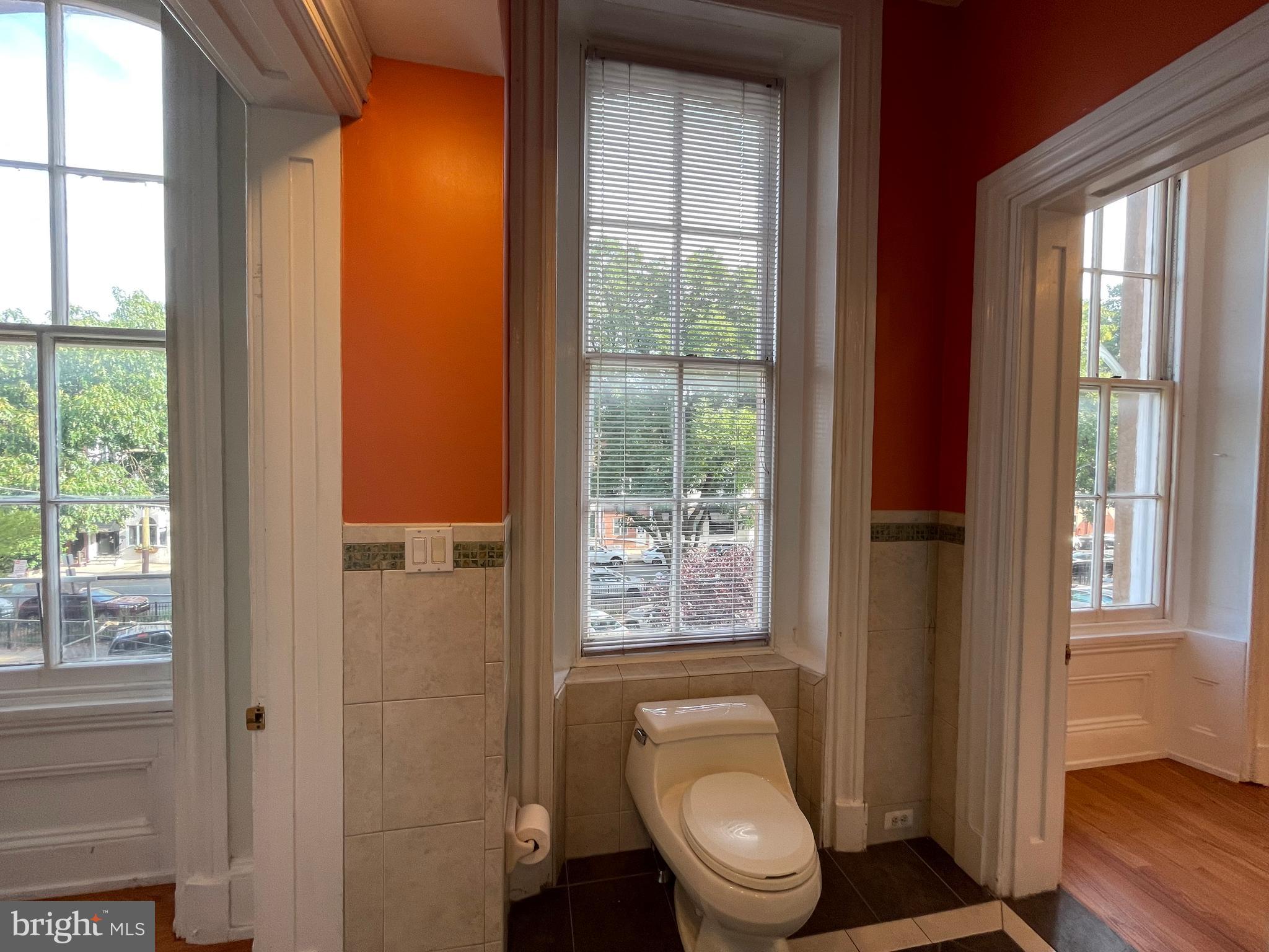 QUEEN VILLAGE - Commercial Sale
