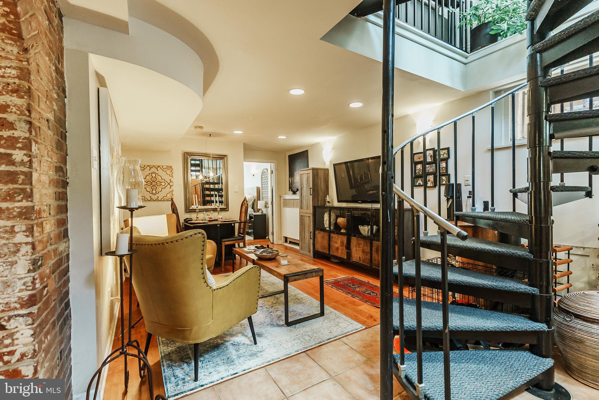 QUEEN VILLAGE - Commercial Sale