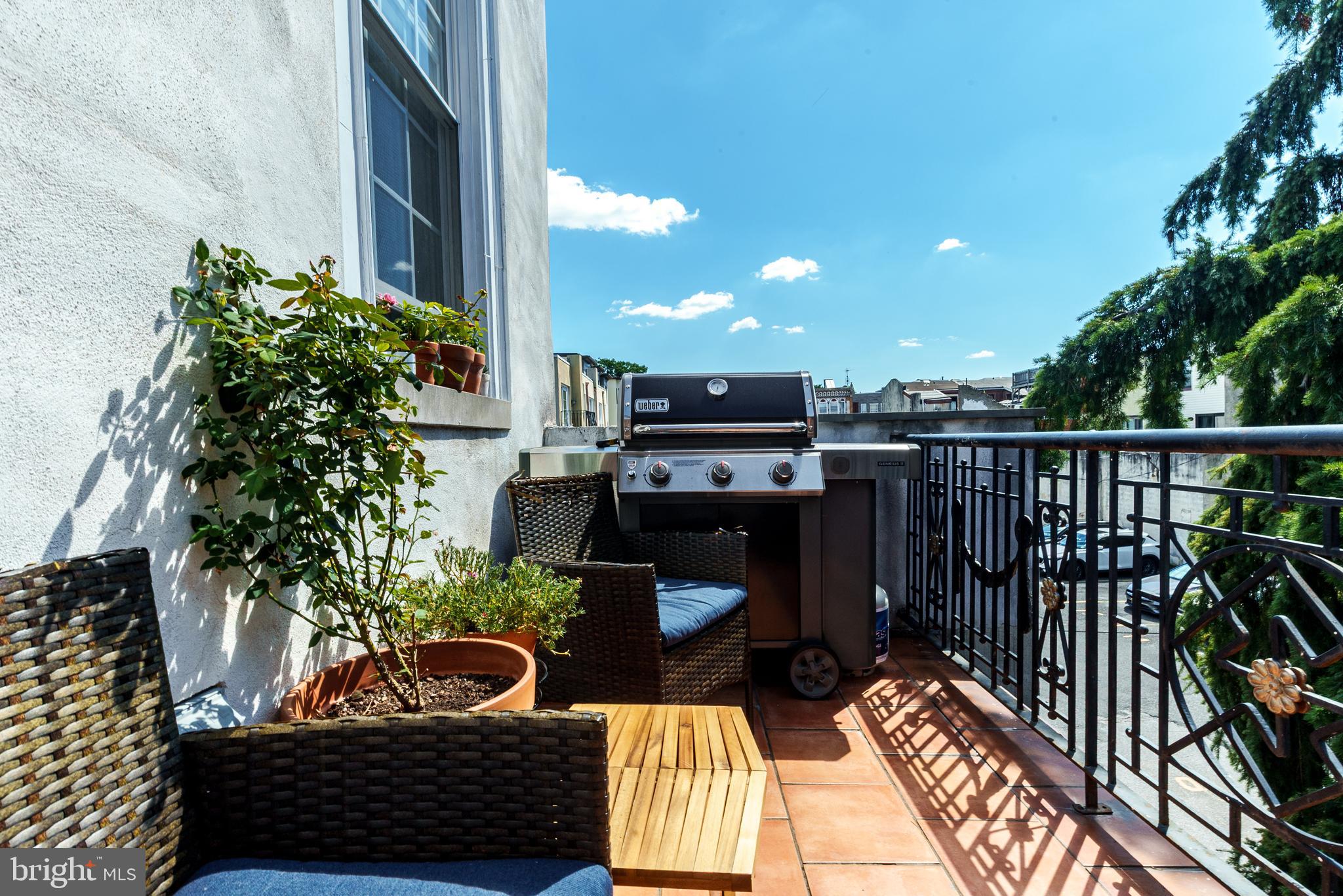 QUEEN VILLAGE - Commercial Sale