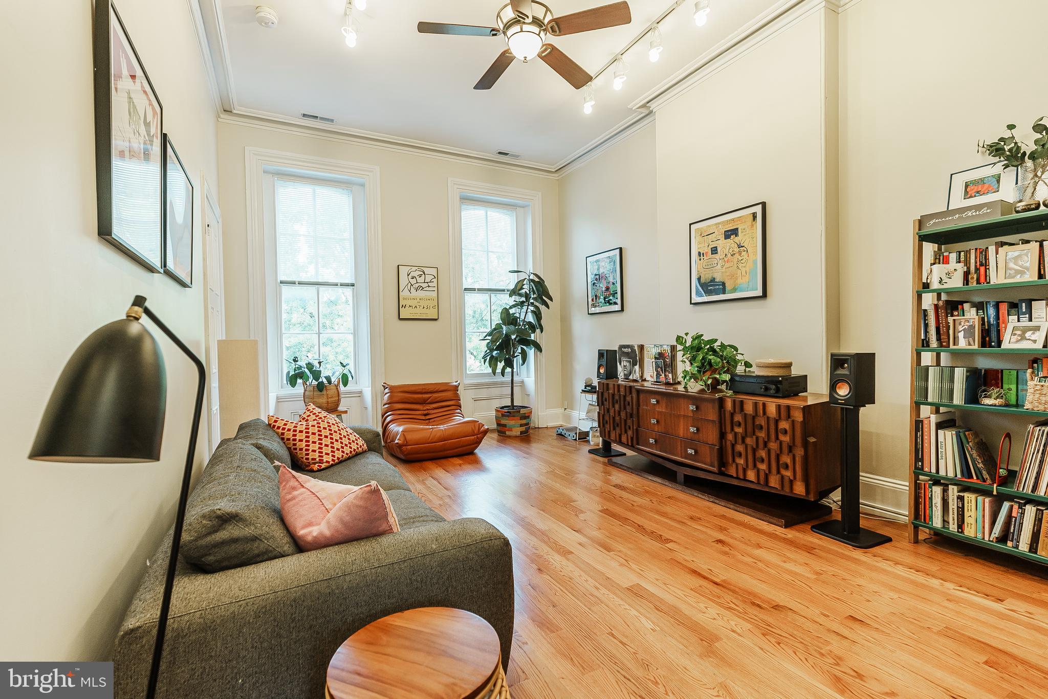 QUEEN VILLAGE - Commercial Sale