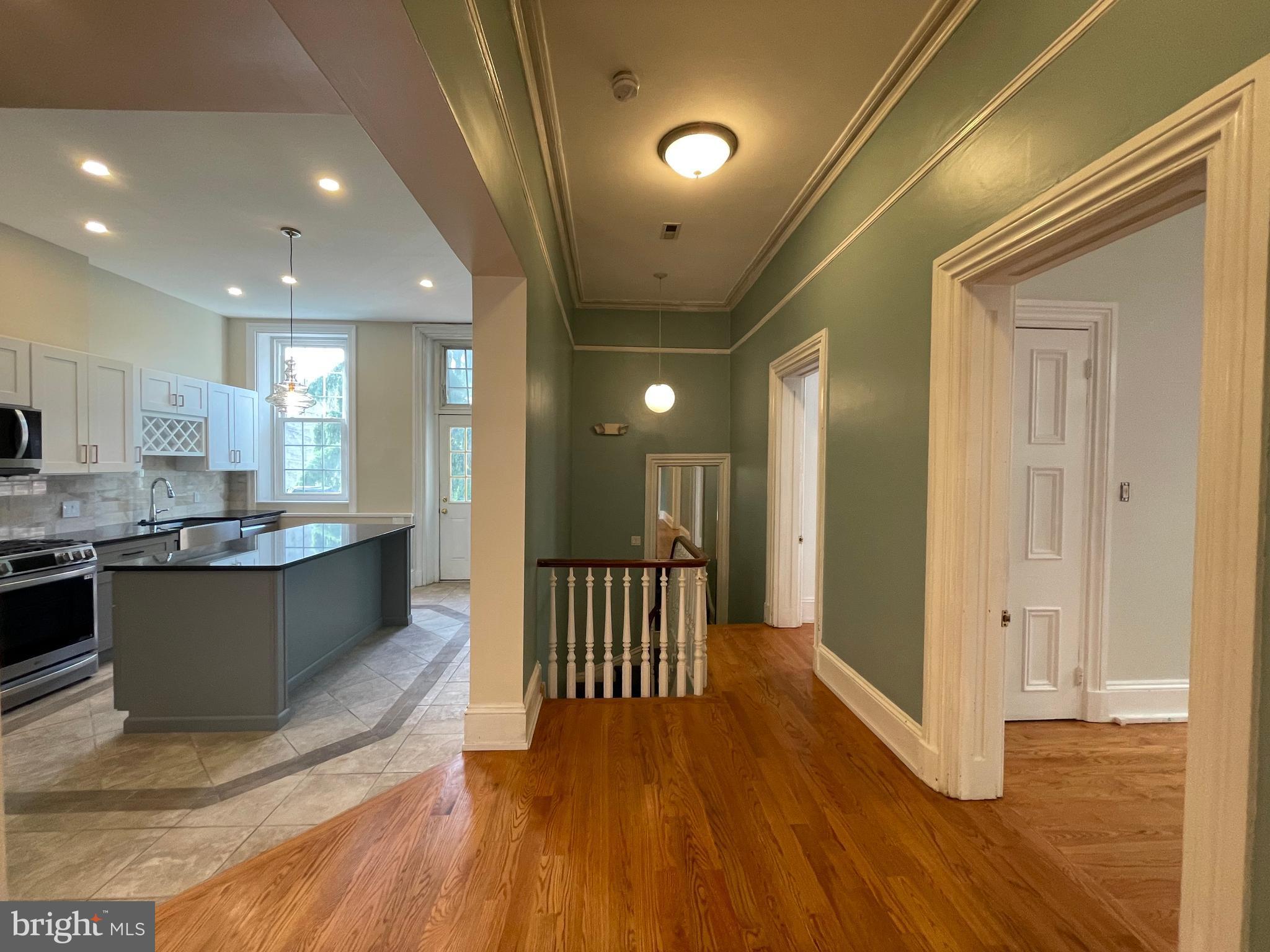 QUEEN VILLAGE - Commercial Sale