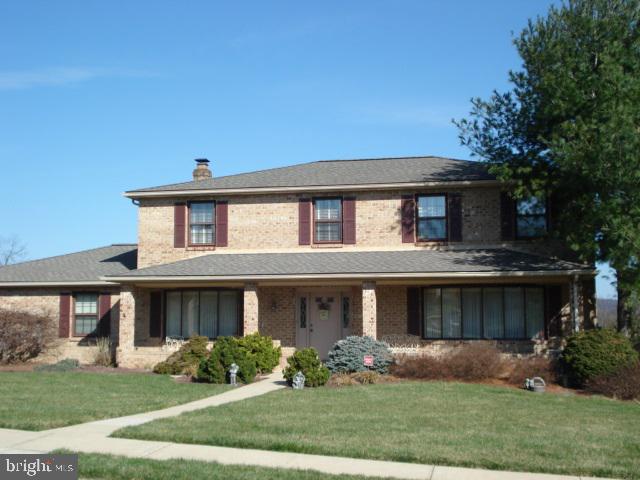 Room for everyone in this 5BR, 3.5BA Penn Oaks beauty! Large lot and deck overlook East York valley offering exceptional view and privacy. Gourmet Chef's kitchen (2003) features granite, oak floor, Wolf double convection oven/gas cooktop and center island w/sink. Master bath completely renovated w/tumbled marble shower and walk-in, spacious brs w/ceiling fans, huge game room in walk-out basement, well landscaped w/underground sprinkling system.