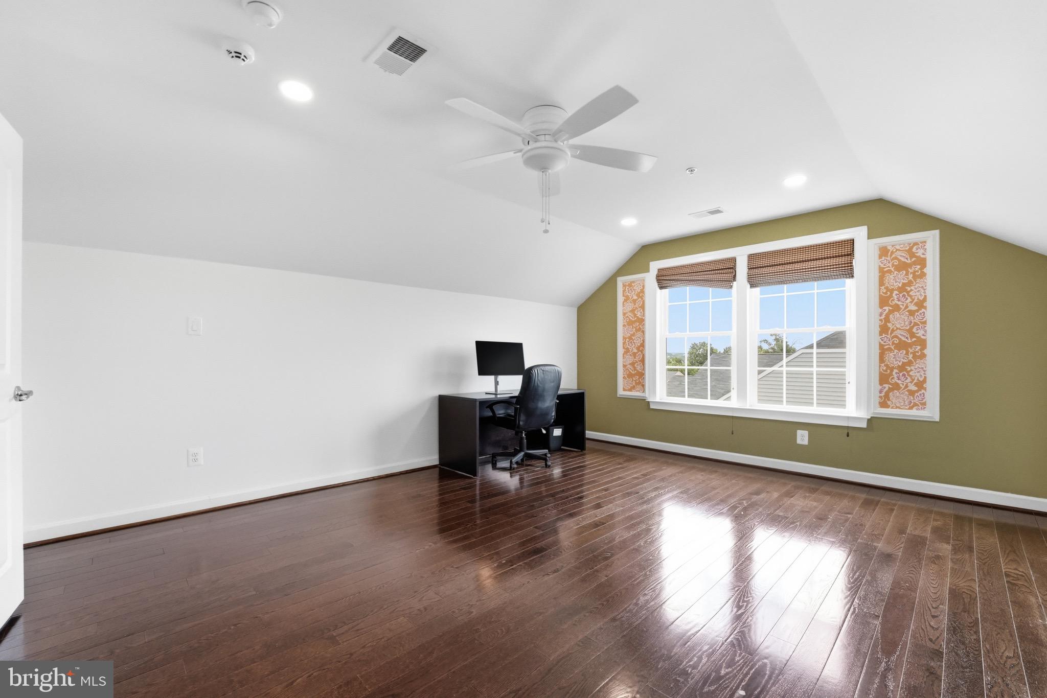 VIRGINIA MANOR - Residential