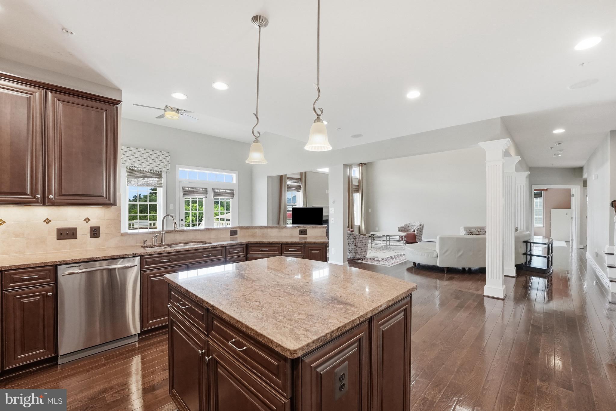 VIRGINIA MANOR - Residential