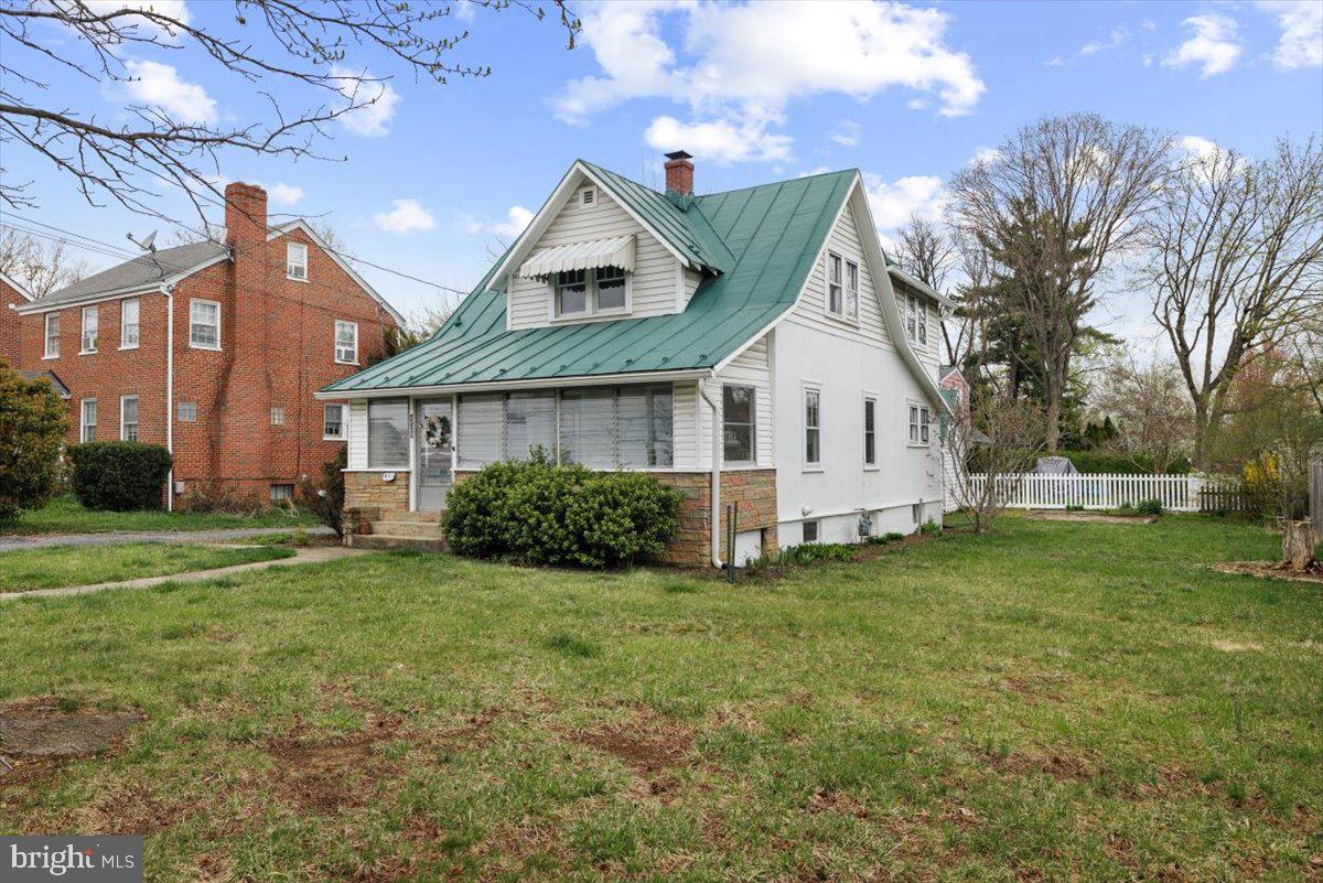 Lovely three bedroom 2 and a half bath bungalow near old town Winchester. Walking distance to the elementary school. 1/5 acre lot with a detached one car garage.