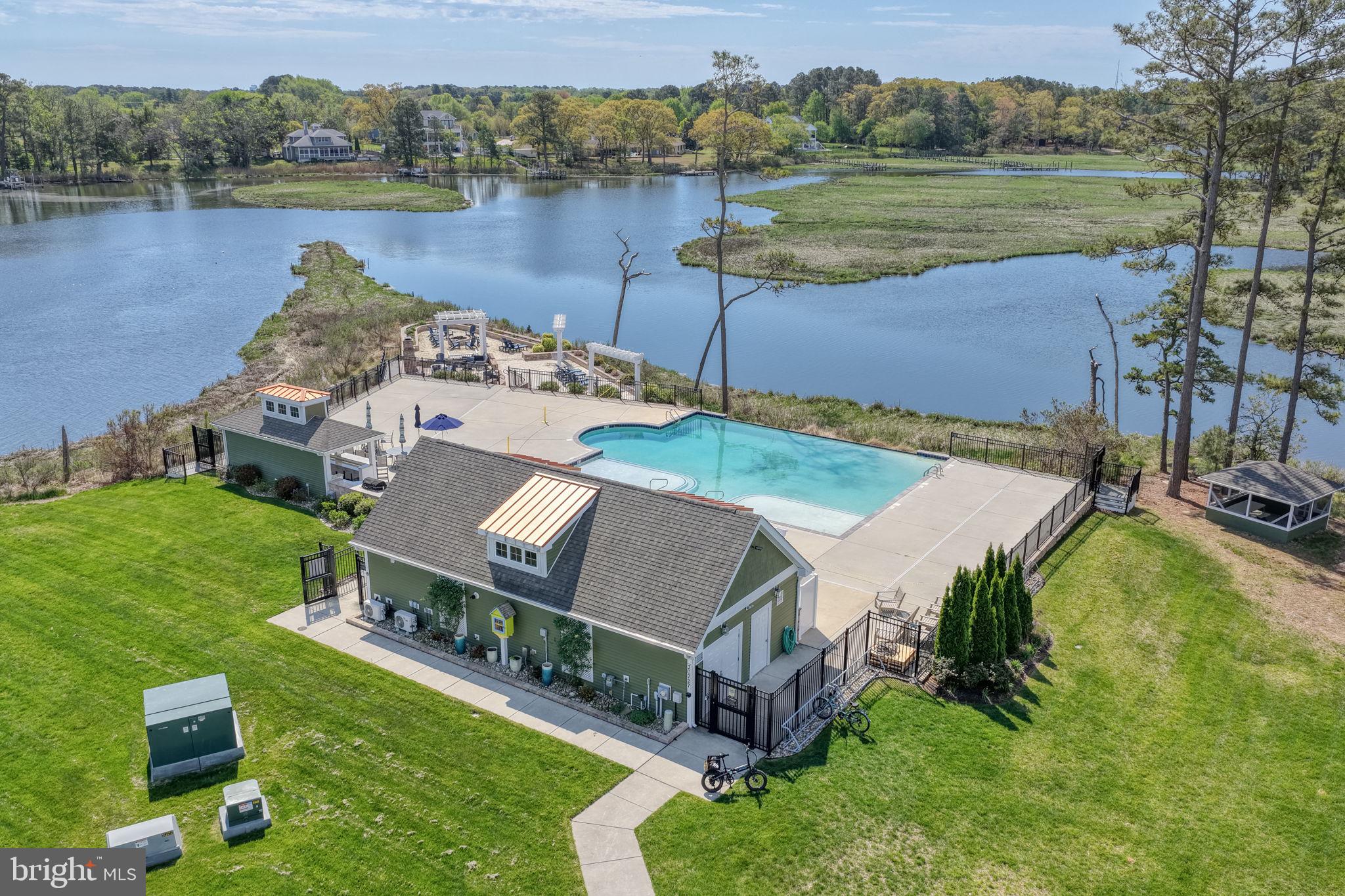 SOLITUDES ON WHITES CREEK - Residential
