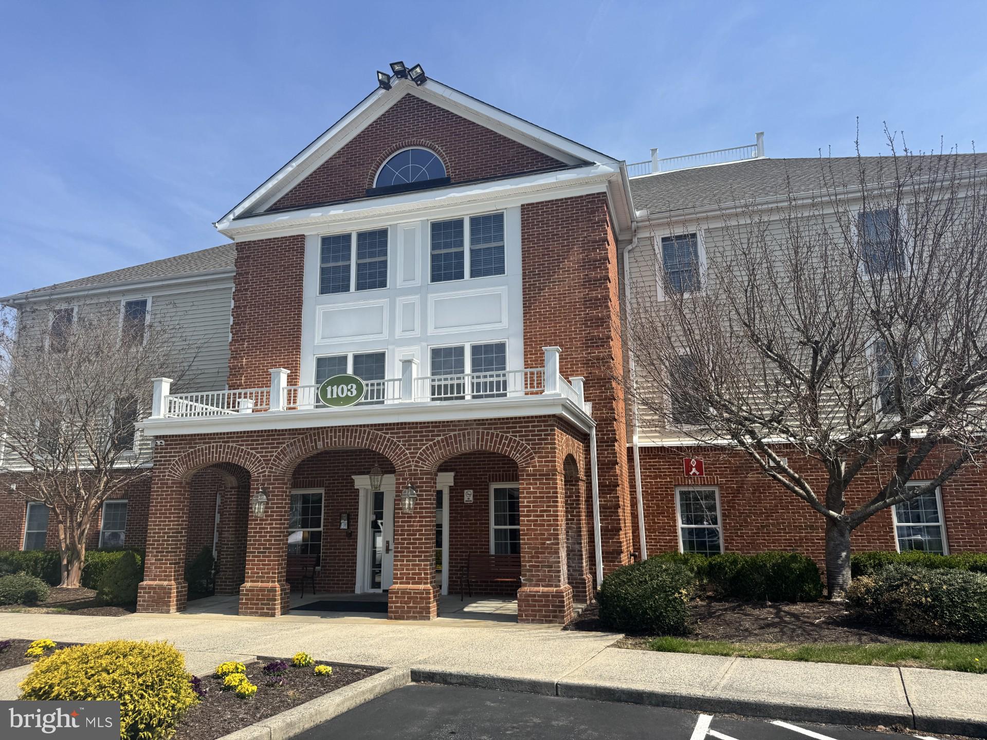 Top floor unit with excellent views of Schumaker Pond. Easy to maintain, 1 bedroom, 1 bath, "Laurel" floor plan. New flooring, counters, newer appliances. Move in ready!