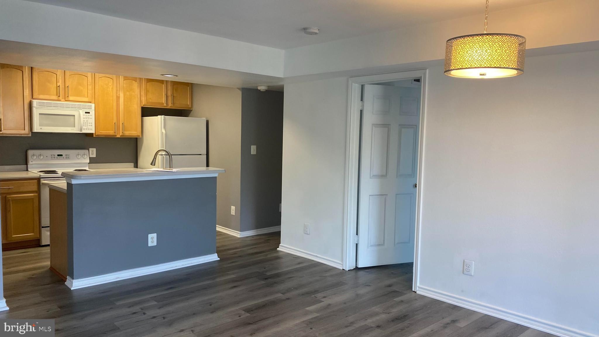 PENDERBROOK SQUARE CONDOMINIUMS - Residential Lease