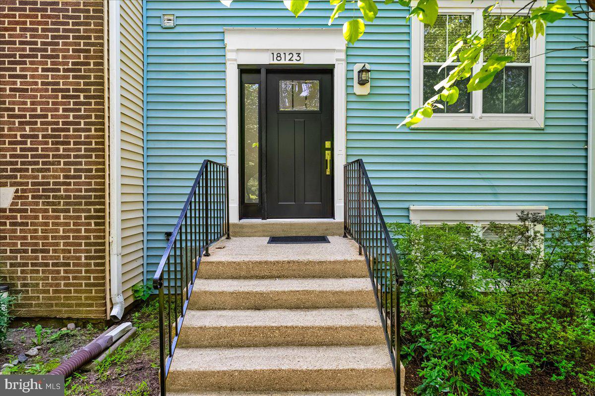WILLIAMSBURG VILLAGE - Residential