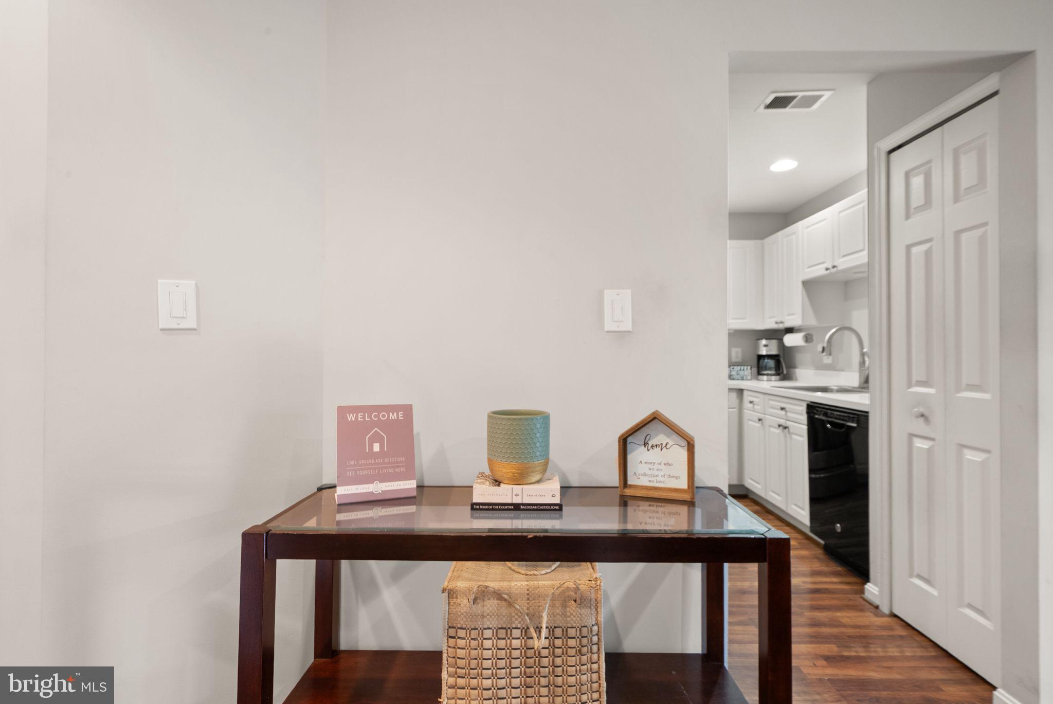 LAKESHORE CONDO - Residential