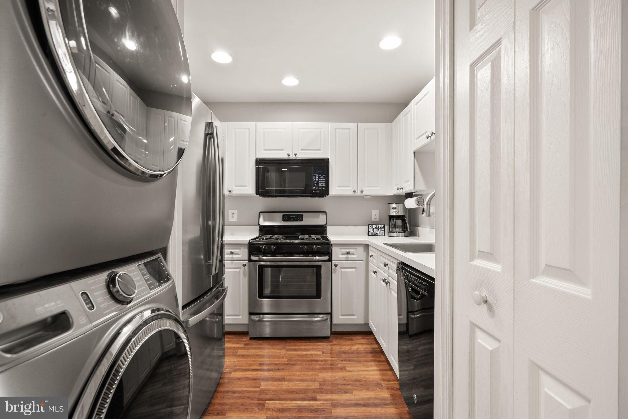 LAKESHORE CONDO - Residential