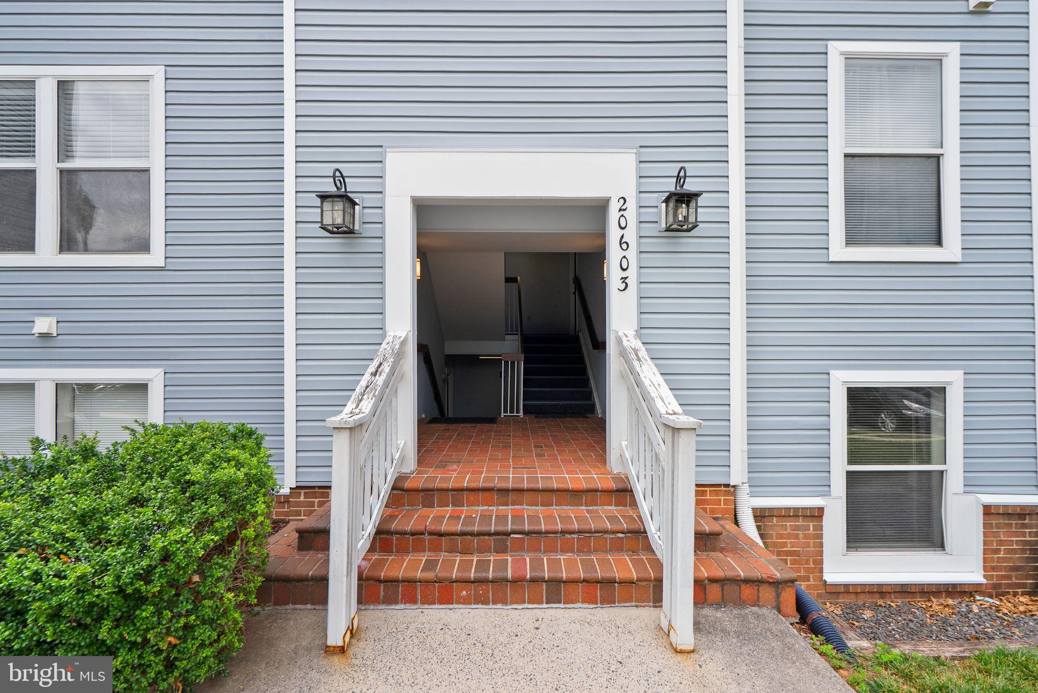 LAKESHORE CONDO - Residential