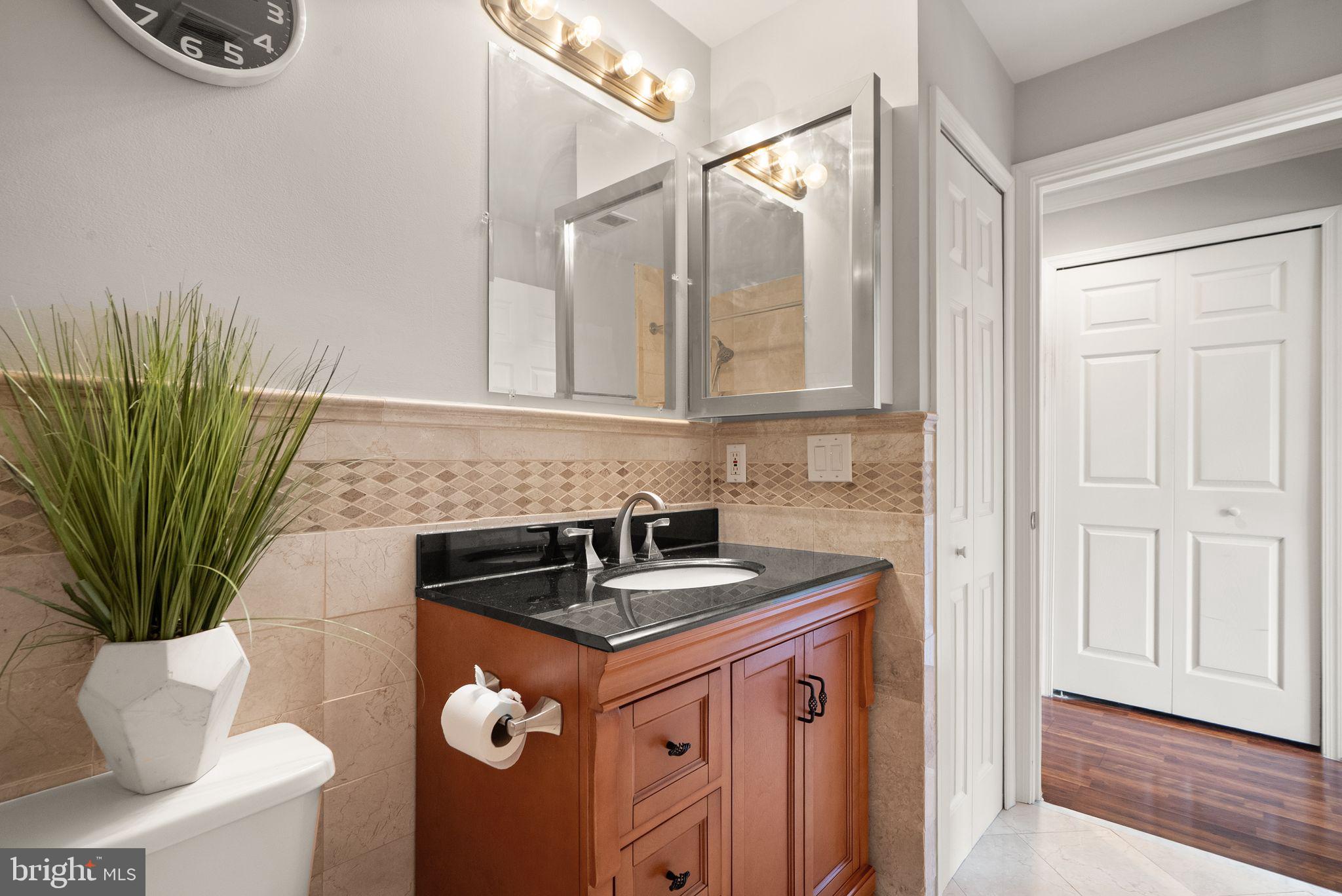 LAKESHORE CONDO - Residential