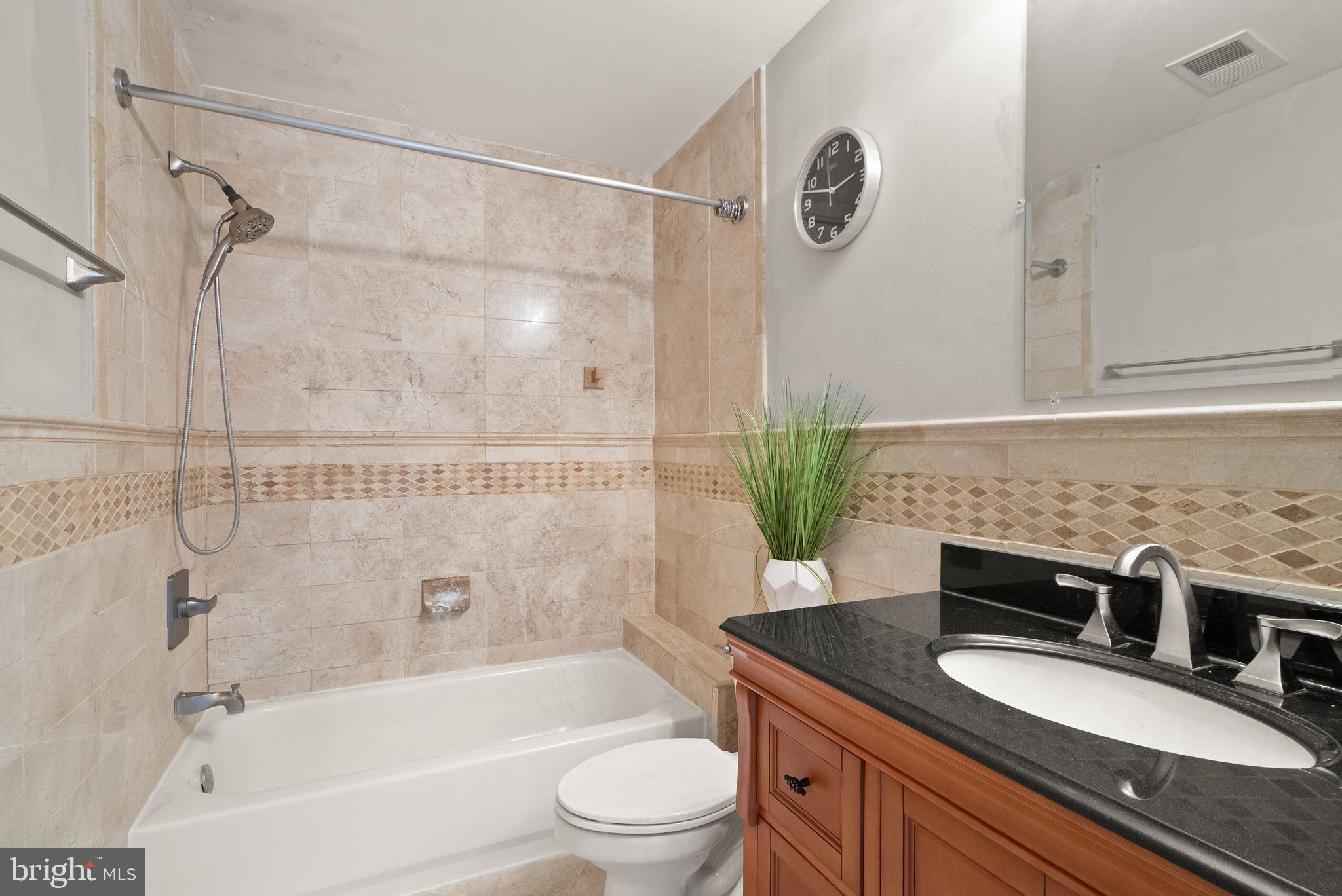 LAKESHORE CONDO - Residential