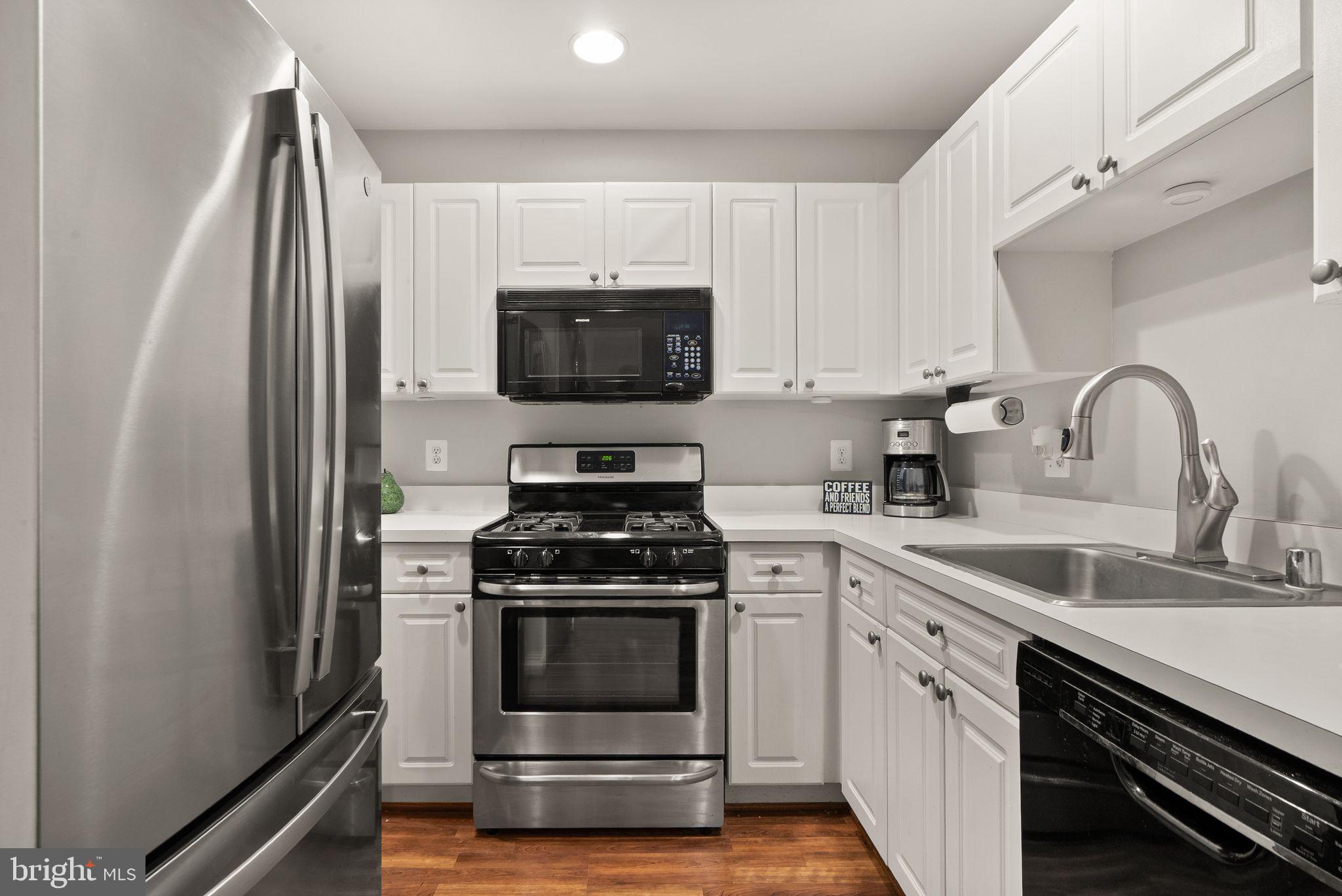 LAKESHORE CONDO - Residential