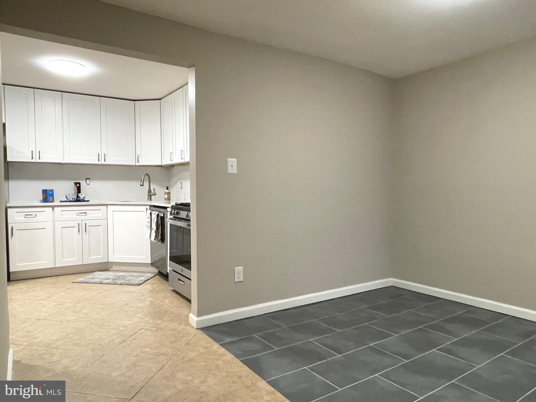HUNTLEY SQUARE CONDOMINIUMS - Residential