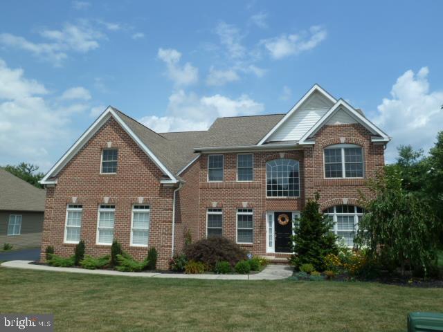 An abundance of beauty and space are showcased in this 5BR, 3.5BA home located in the gated community of Regents' Glen. Become a Club Member and enjoy golf, swimming, exercise, casual and fine dining. A 1 yr "Social Membership" conveys with the sale of the home! Home features -2-Sty Foyer and family rm; master ste with sitting rm; finished walk-out lower level.