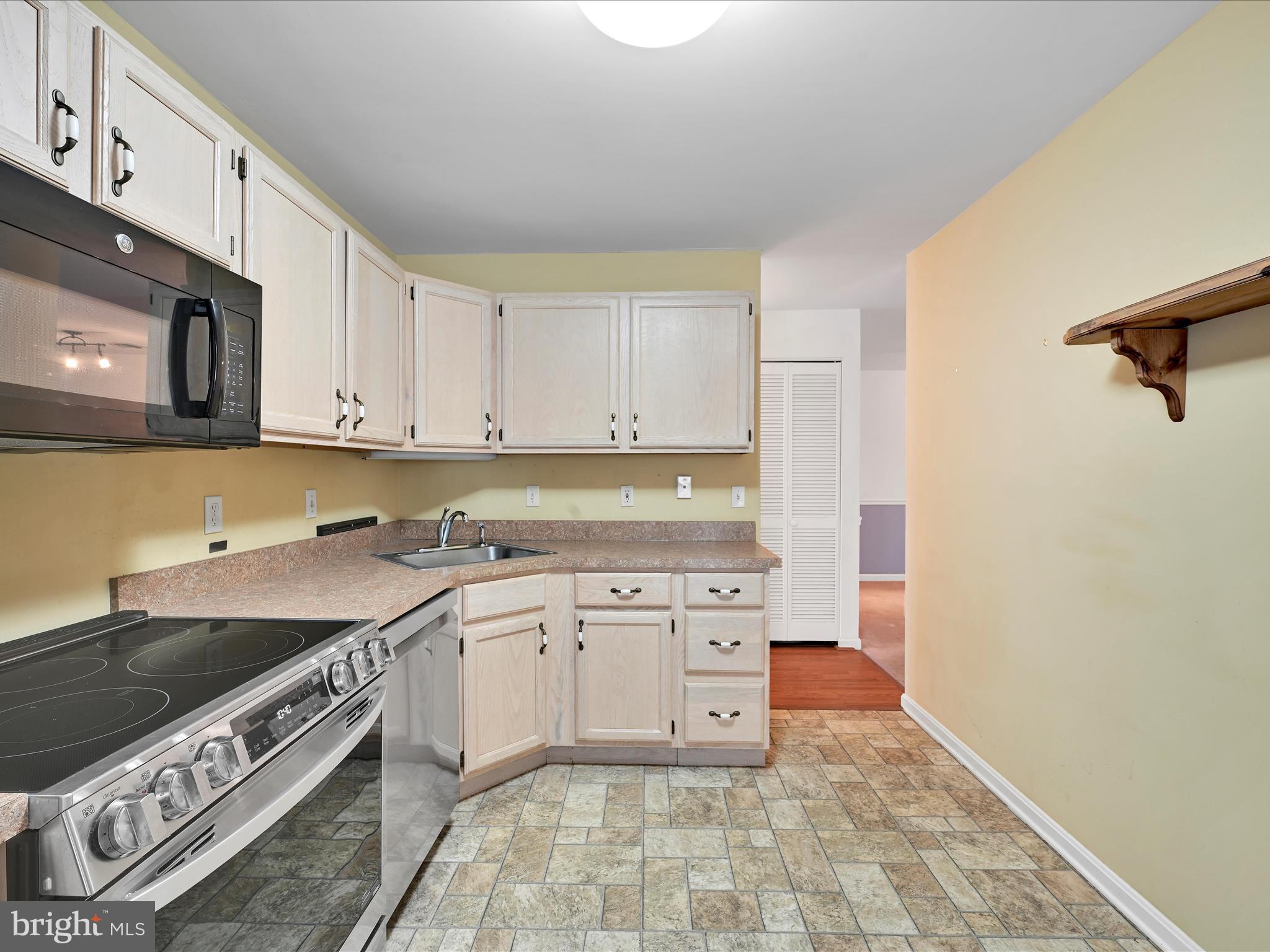COUNTRY PLACE - Residential
