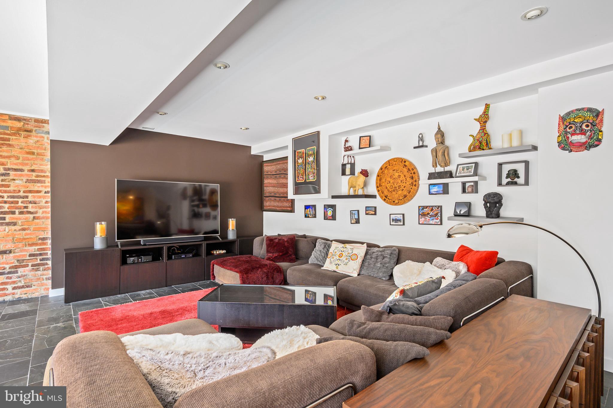 HOLLIN HILLS - Residential