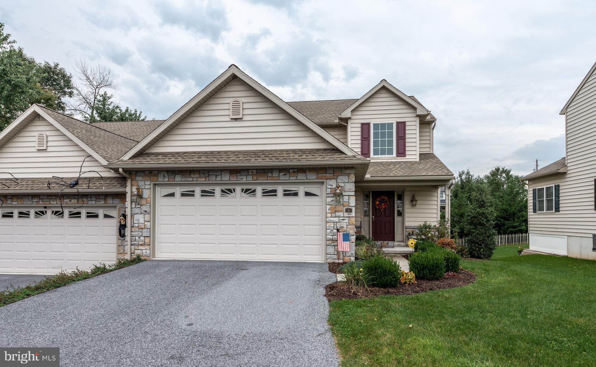 Great townhouse in a nice quiet small community. that offers 9' ceilings on the first floor, a sunroom, deck, daylight basement, loft and large kitchen and familyroom . A first floor master bedroom/bath and cathedral ceilings in familyrom. HOA includes all lawn care, snow removal, open space and trail maintaince .