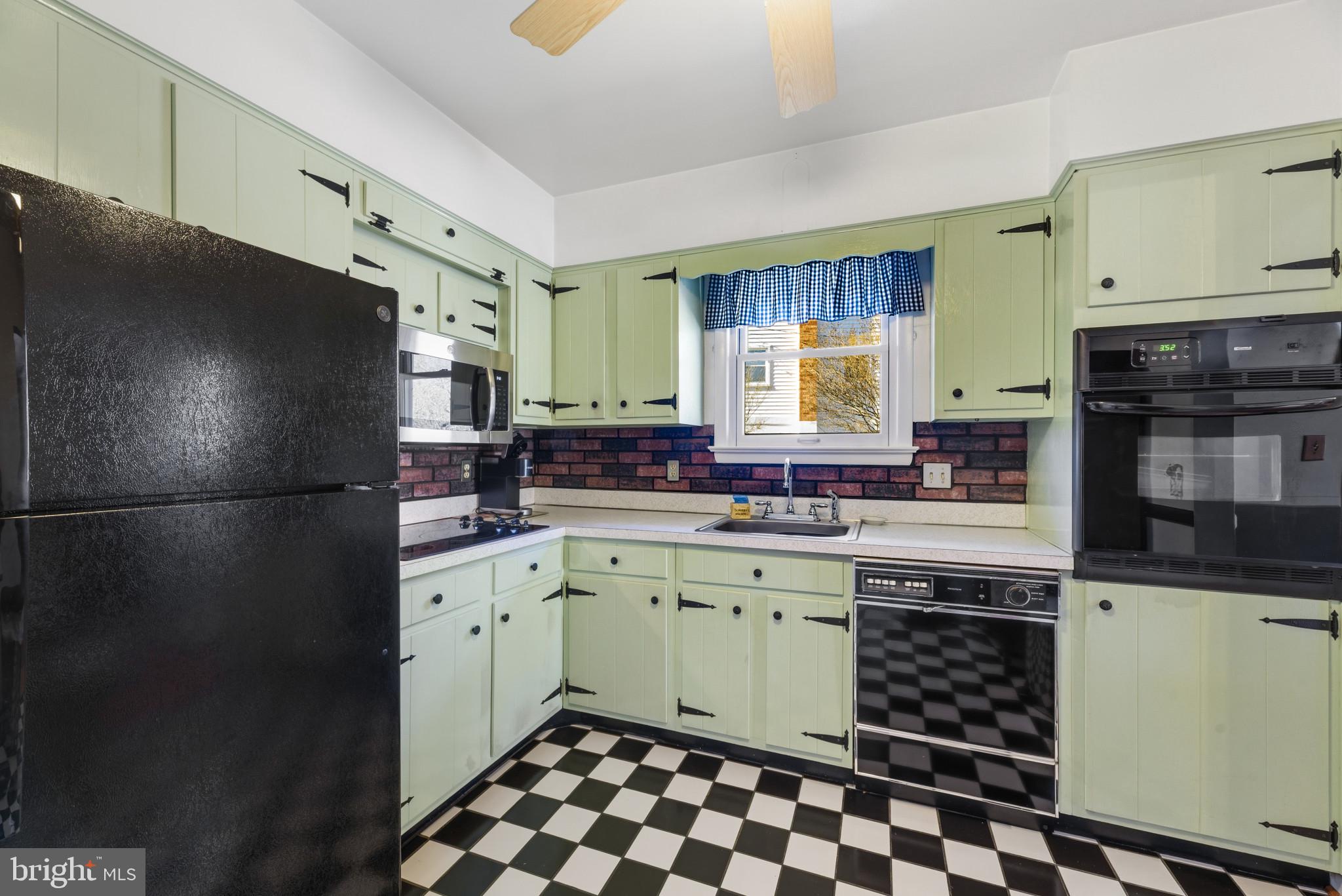 ROLLING KNOLLS - Residential