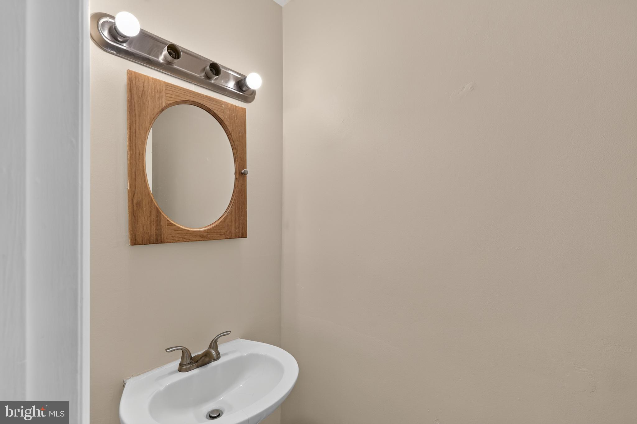 MONIKA COURTS CONDO - Residential