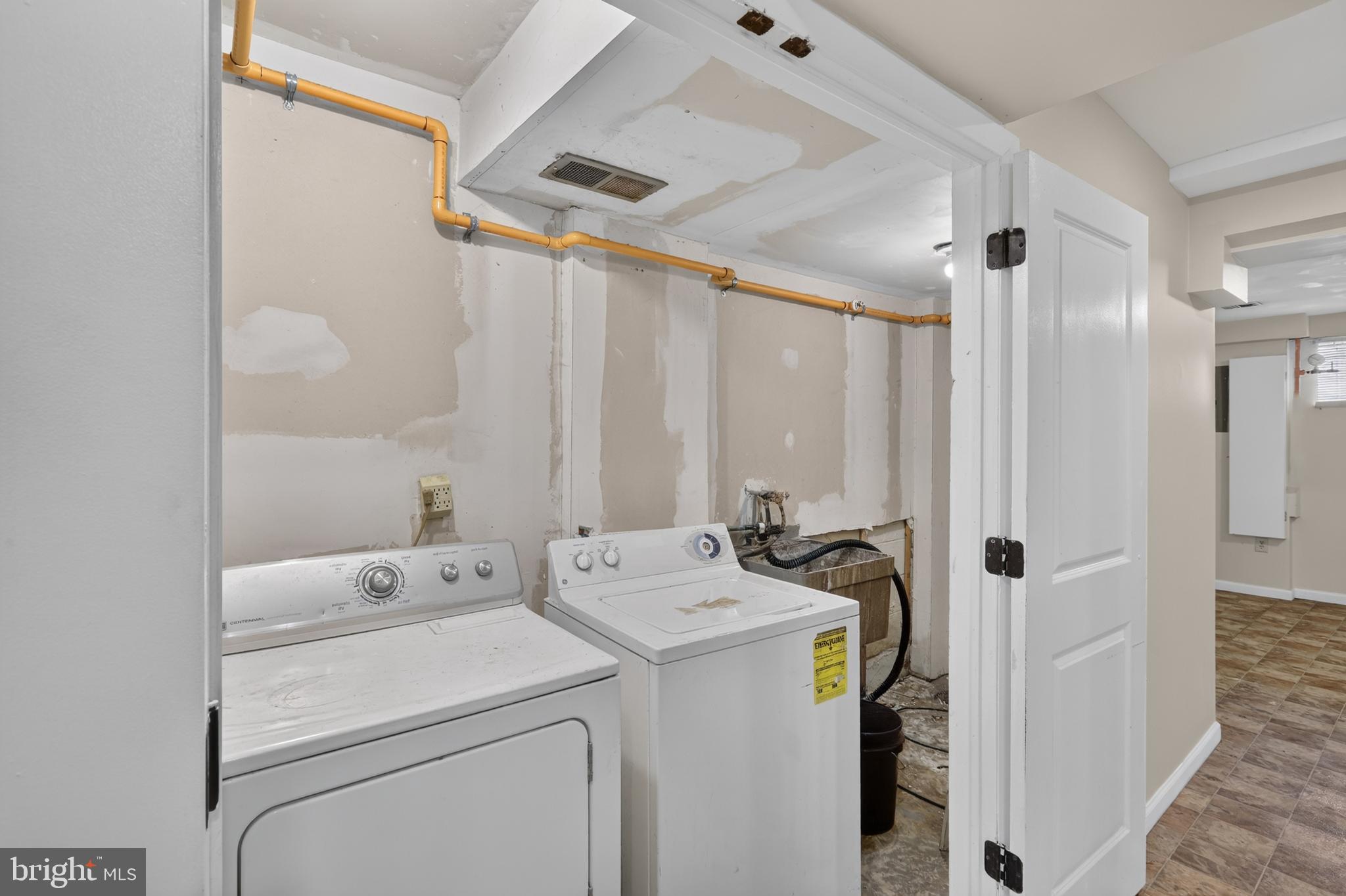MONIKA COURTS CONDO - Residential