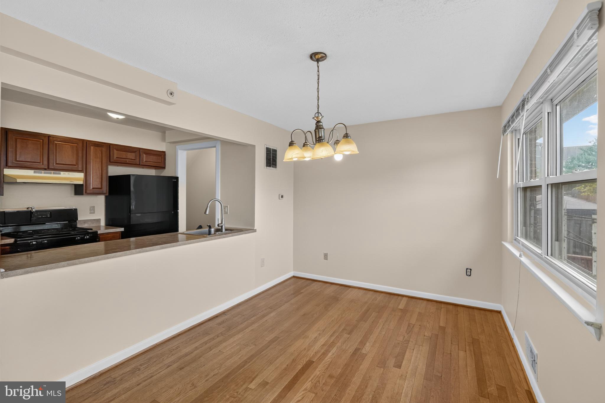 MONIKA COURTS CONDO - Residential
