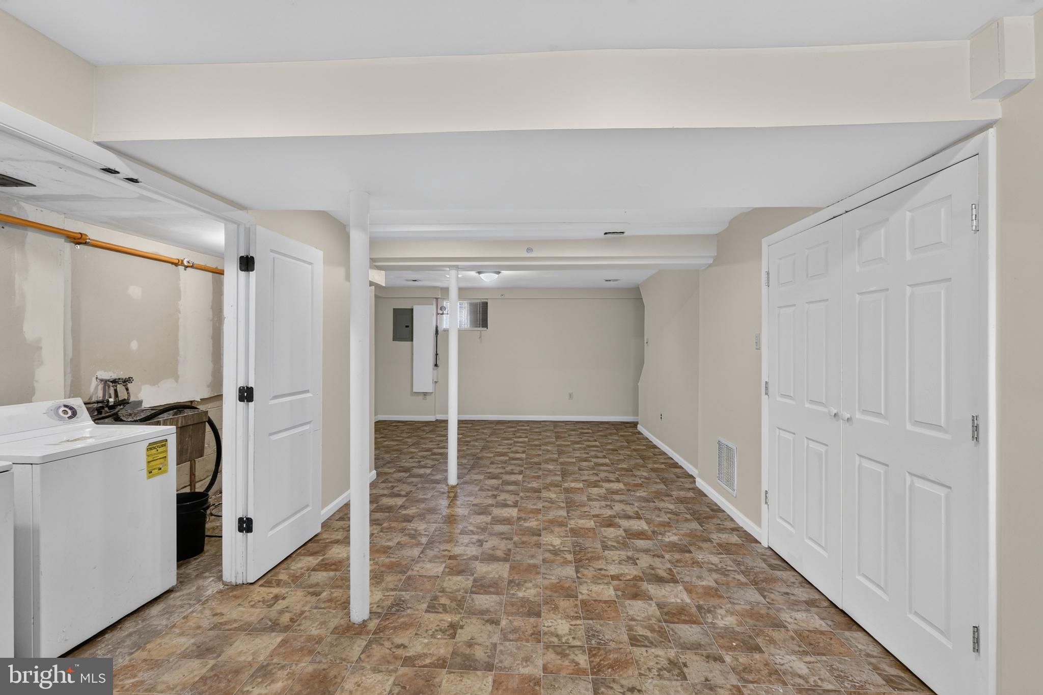 MONIKA COURTS CONDO - Residential
