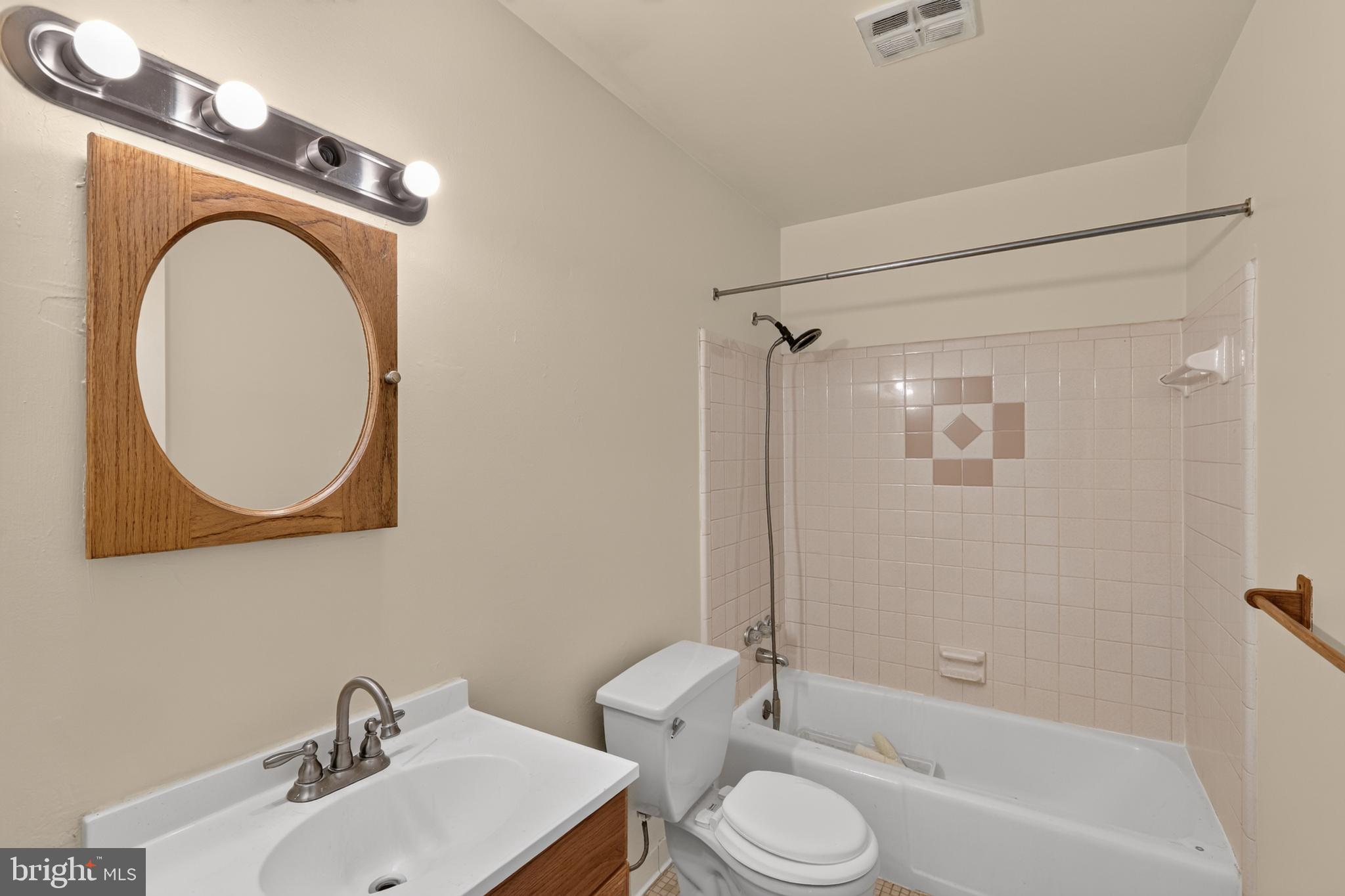 MONIKA COURTS CONDO - Residential