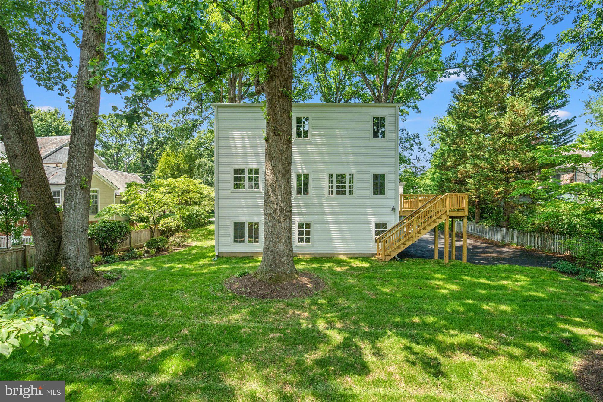 ENGLISH VILLAGE - Residential