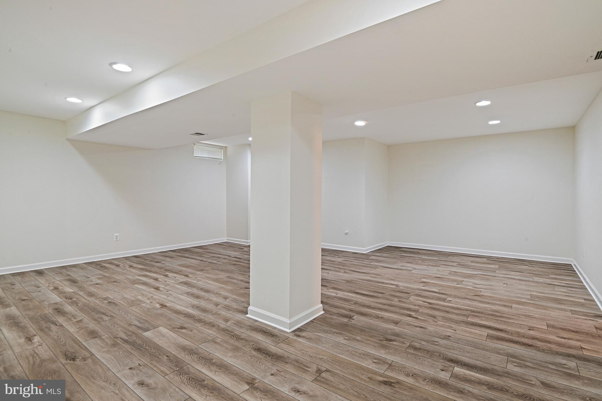COURTHOUSE OAKS - Residential