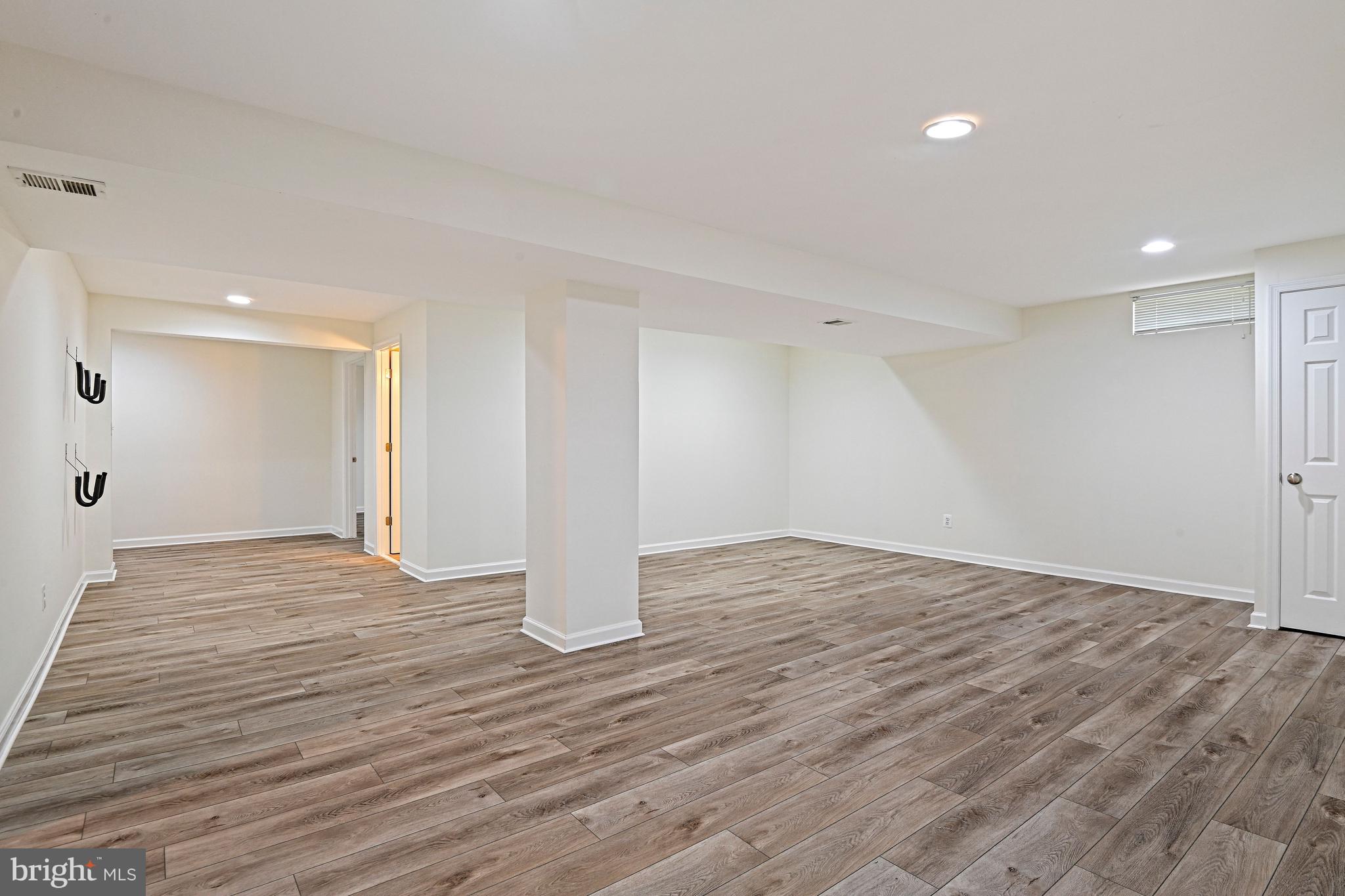 COURTHOUSE OAKS - Residential