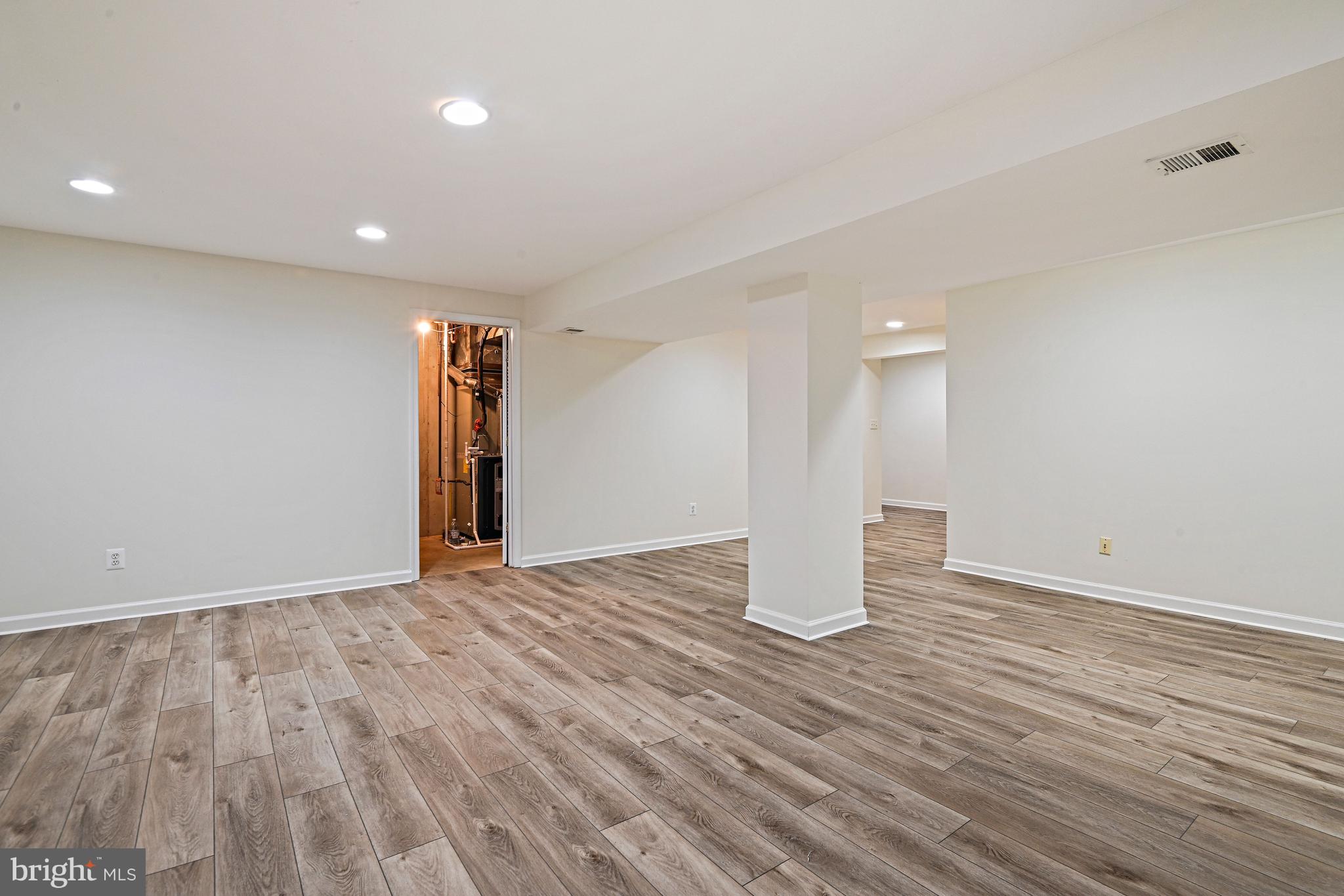 COURTHOUSE OAKS - Residential