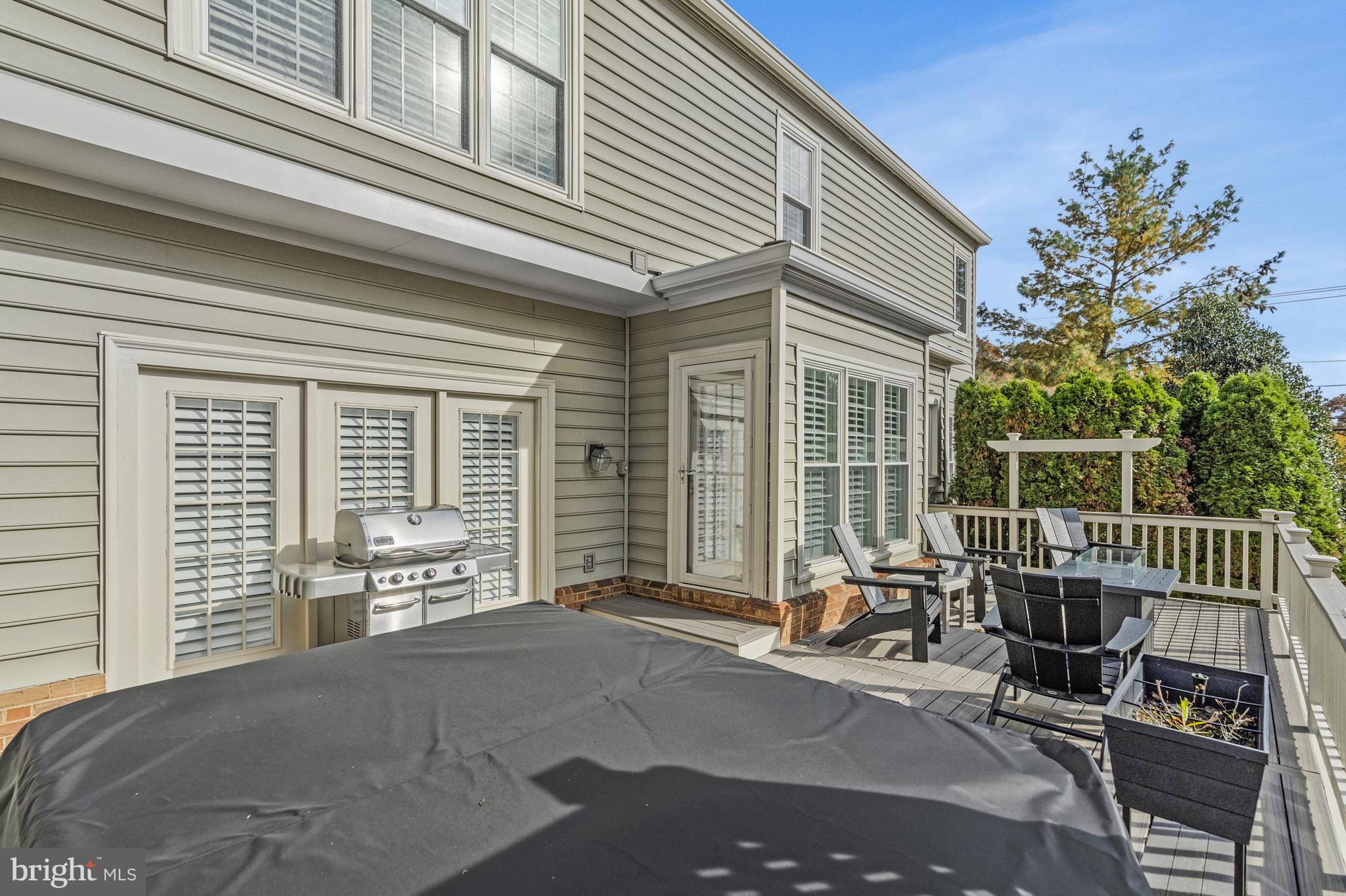 COURTHOUSE OAKS - Residential