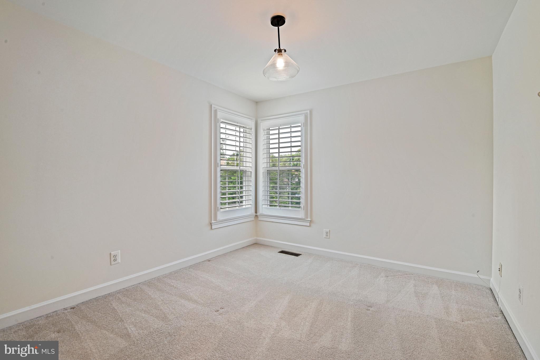 COURTHOUSE OAKS - Residential