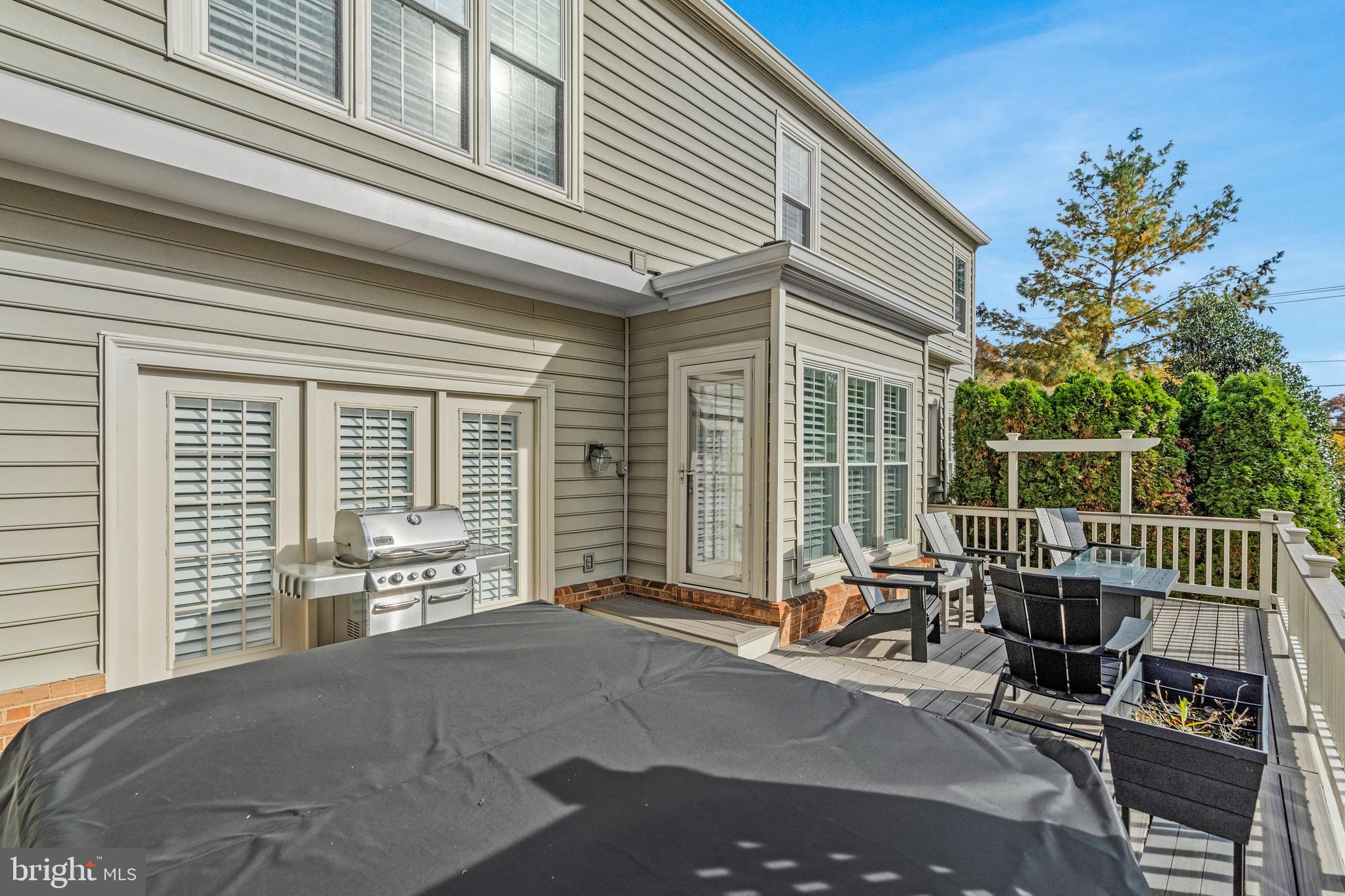 COURTHOUSE OAKS - Residential