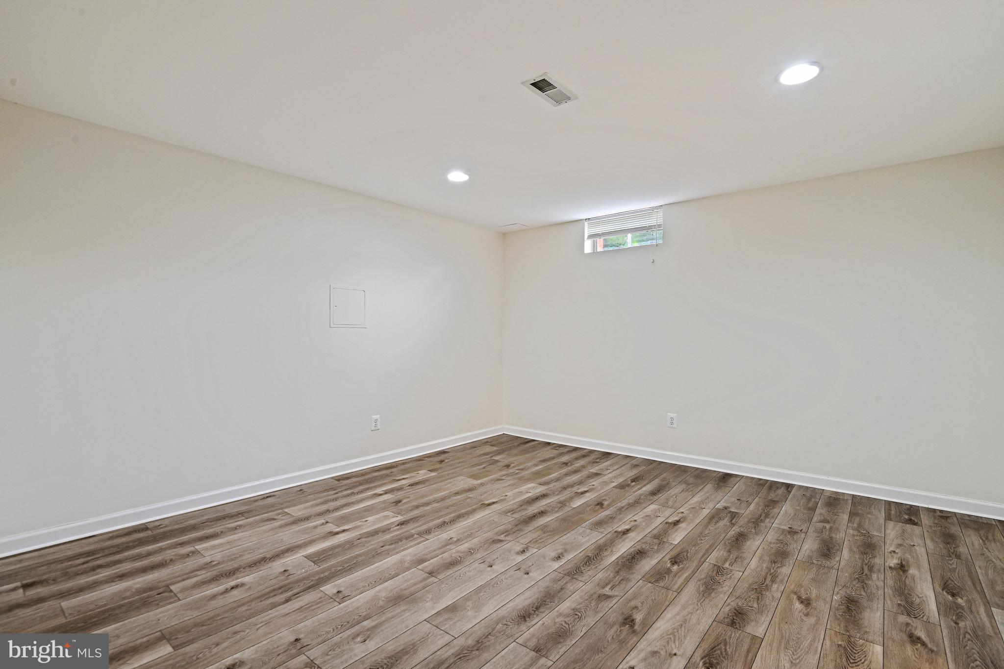 COURTHOUSE OAKS - Residential